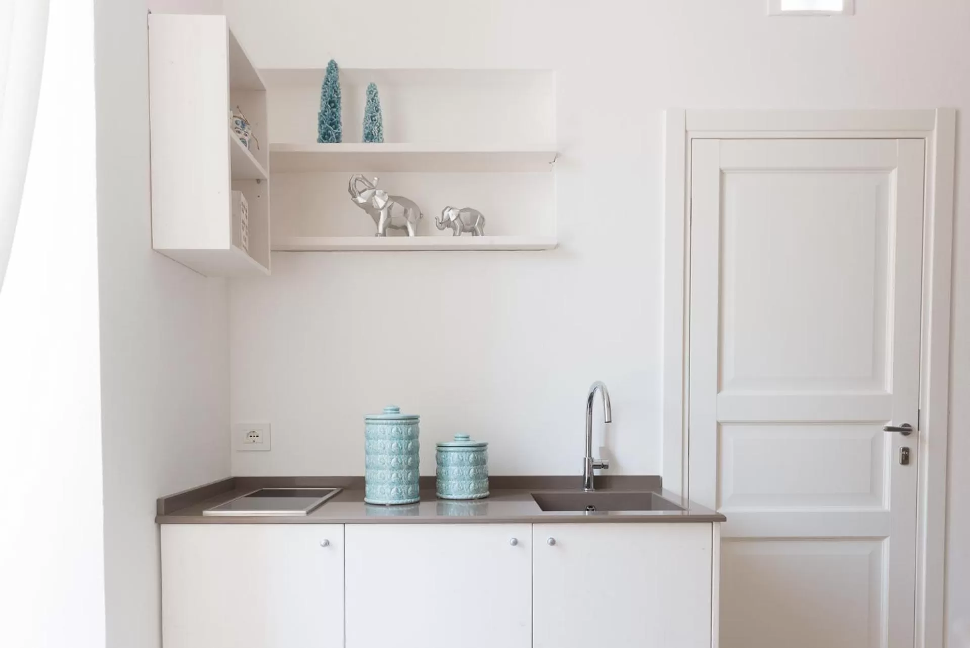 Kitchen or kitchenette in Mare Versus Luxury Suites