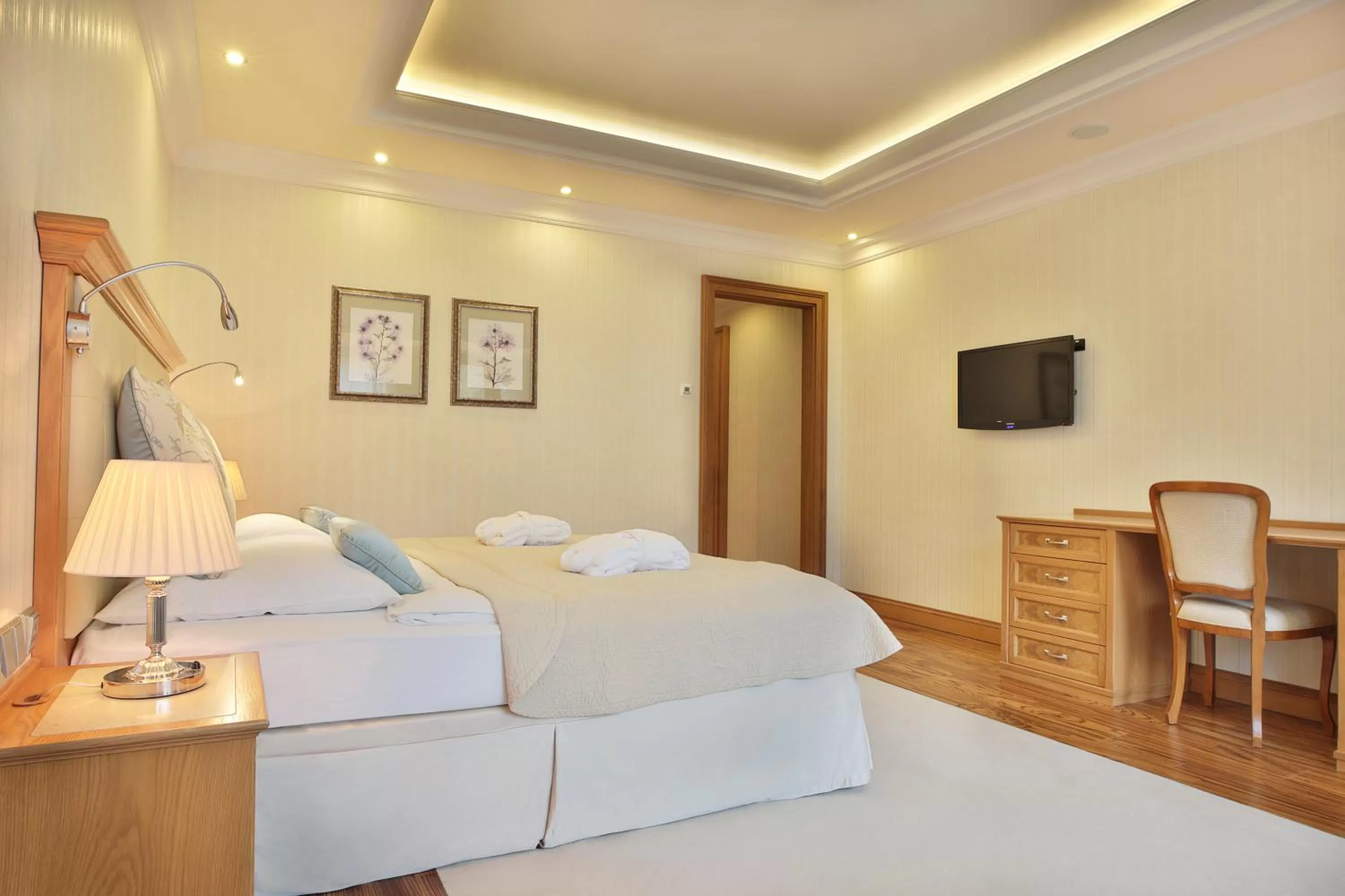 Bedroom, Bed in Retro Riverside Wellness Resort