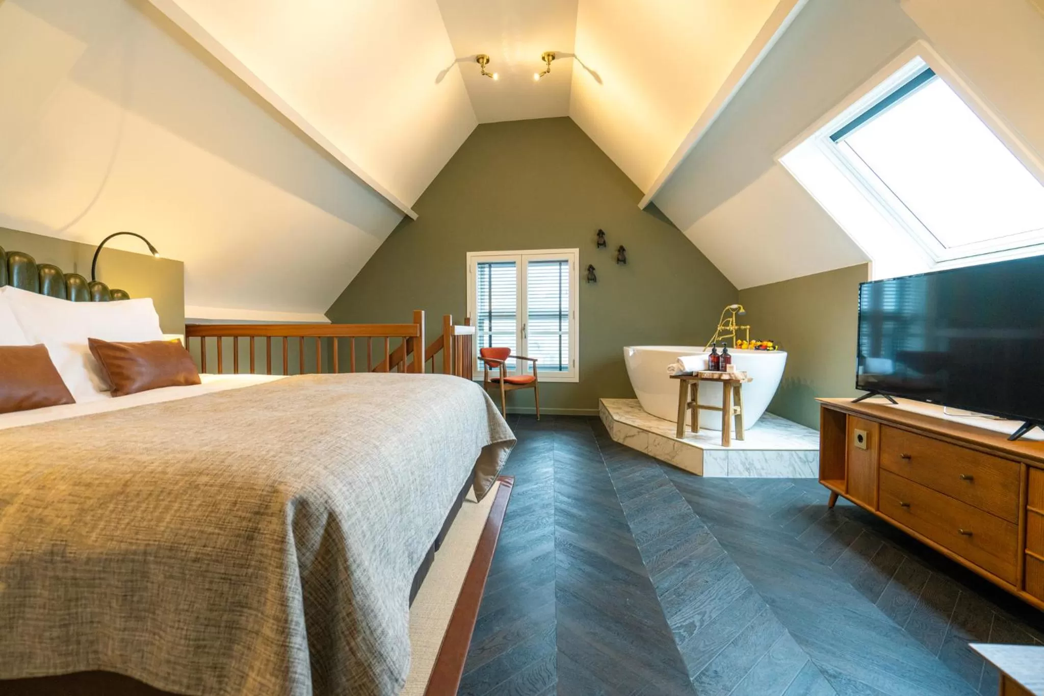 Photo of the whole room, Bed in The Collector