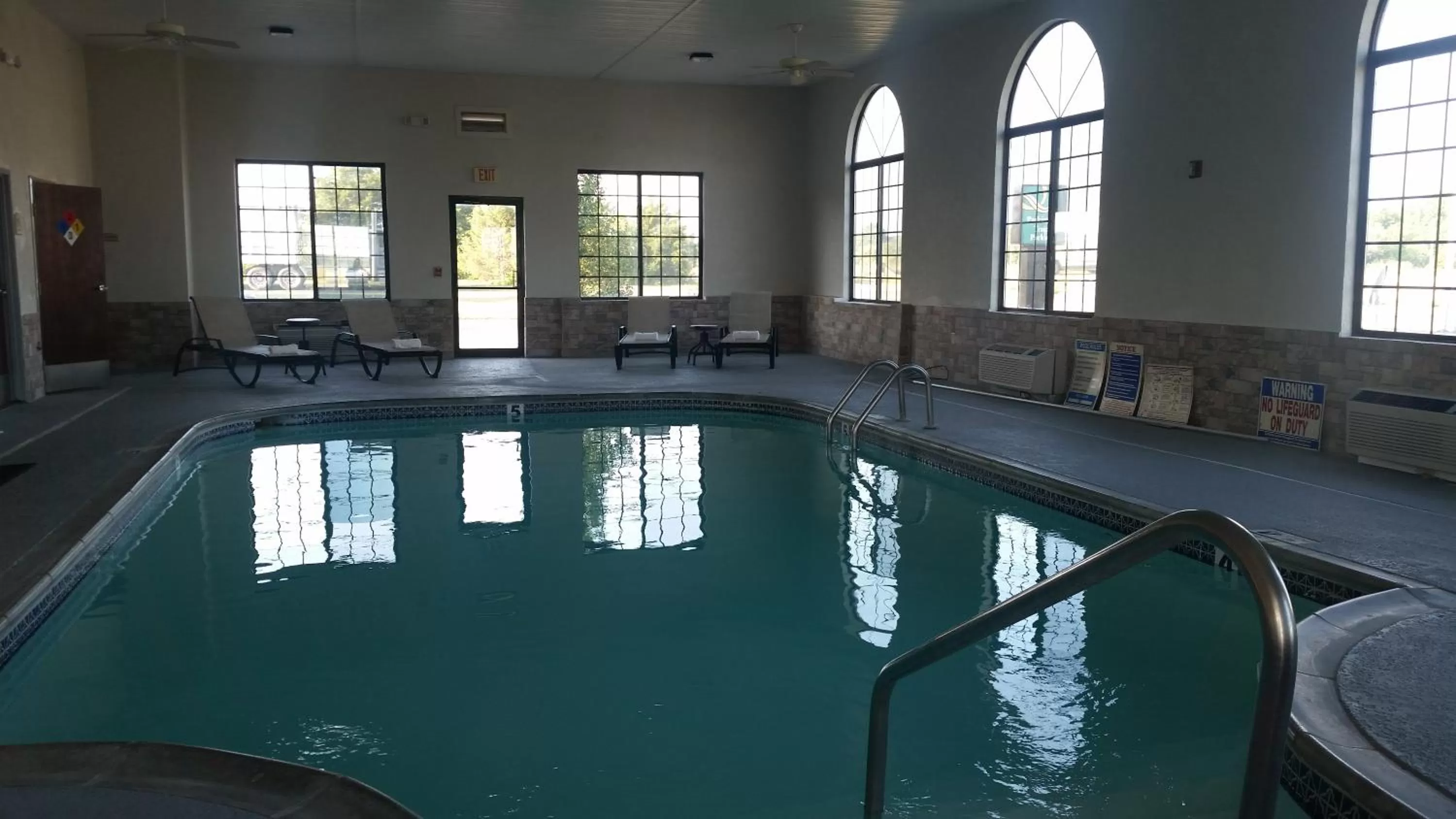 Swimming pool in Quality Inn & Suites Mount Vernon