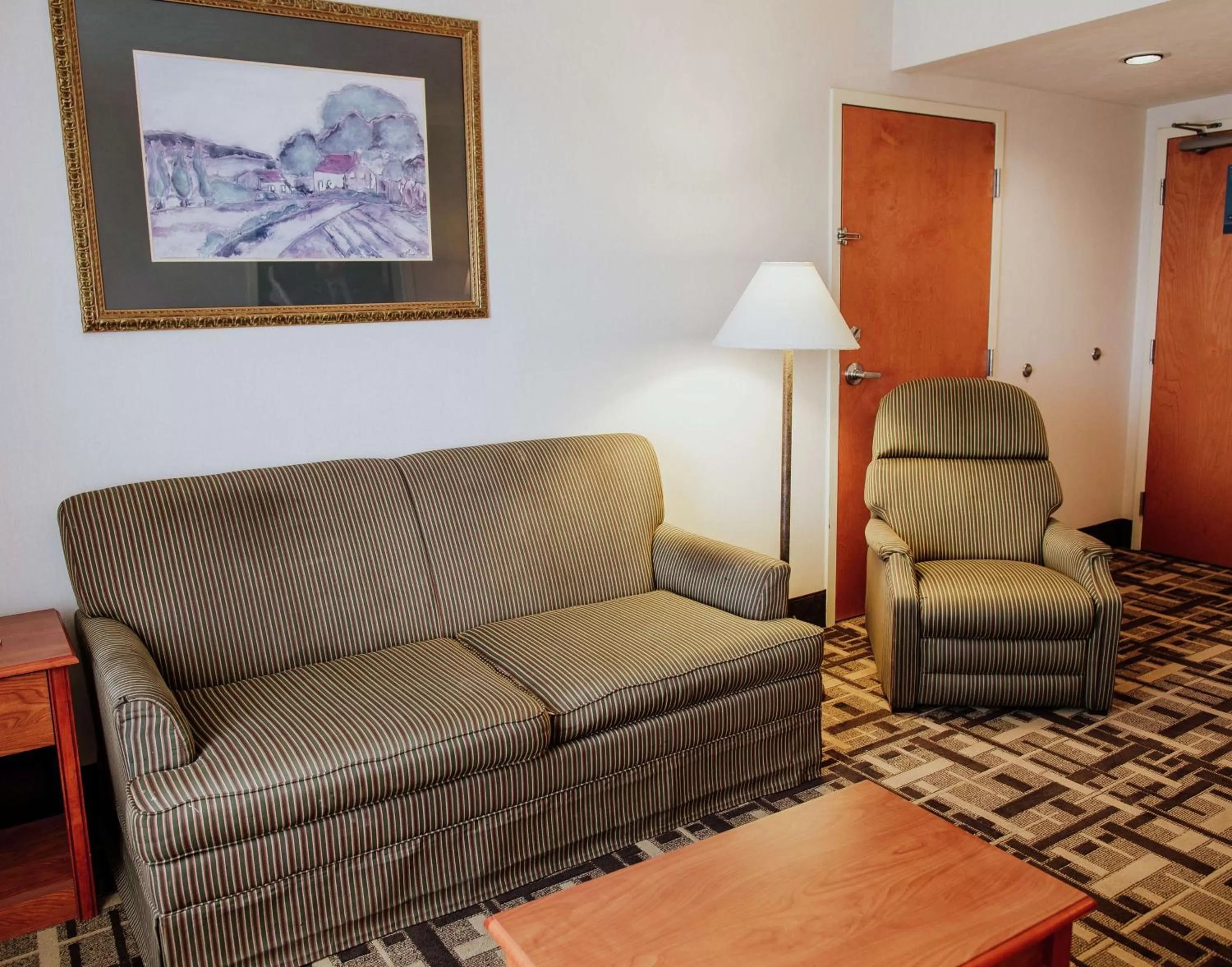 King Study Room with Sofa Bed - Smoking in Hampton Inn Torreon Airport-Galerias