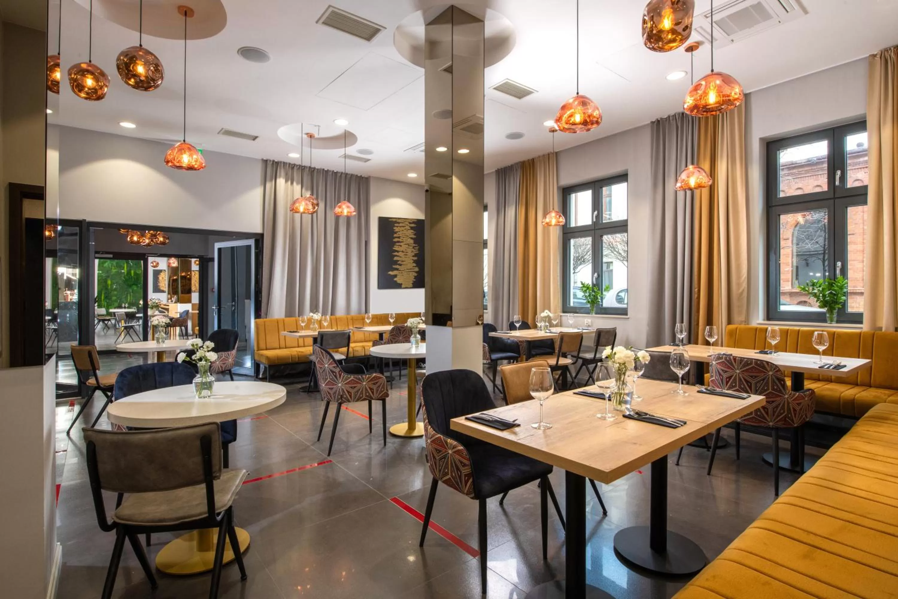 Restaurant/places to eat in Xerion Hotel