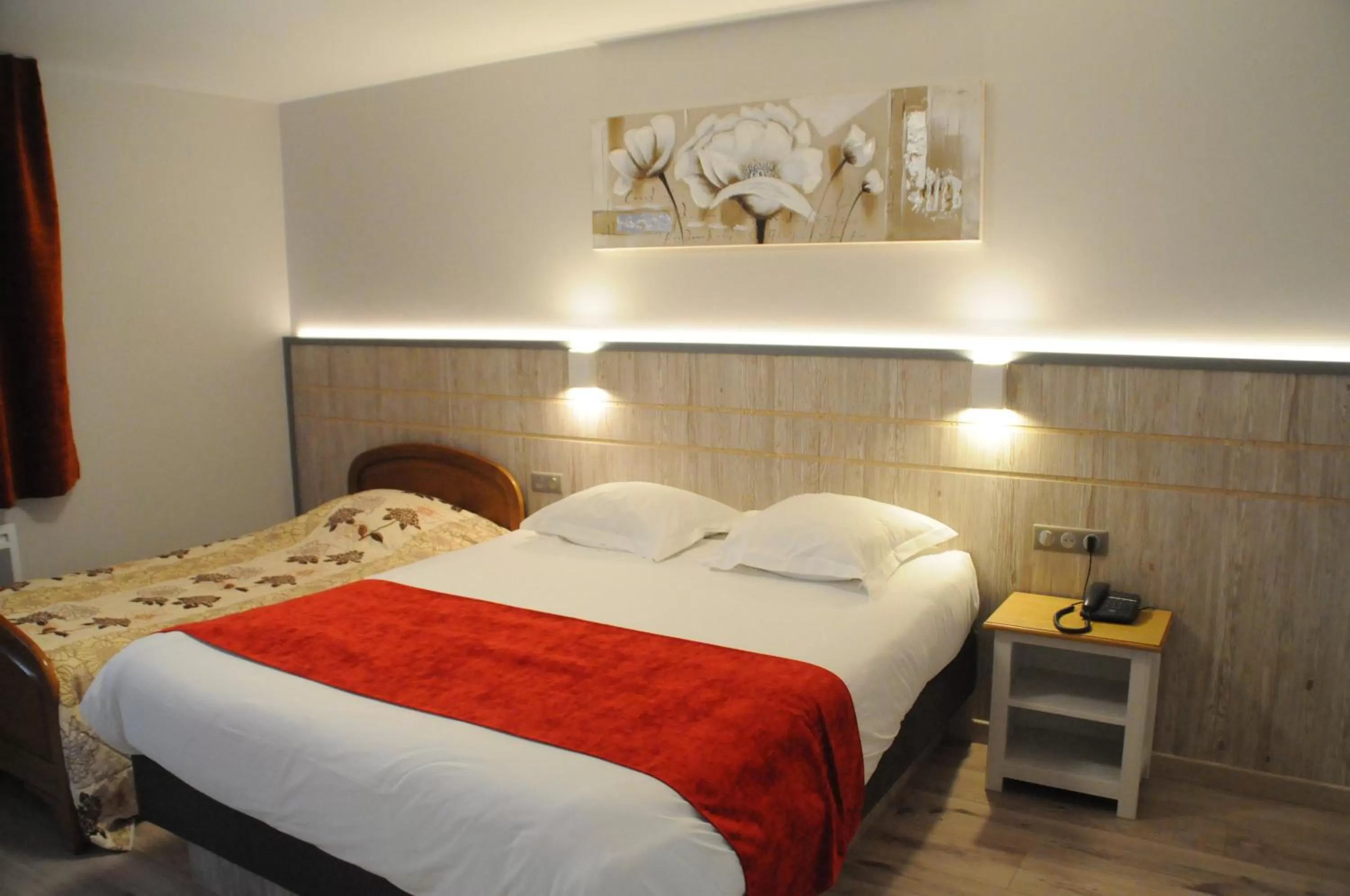 Bedroom, Bed in Hotel Restaurant Au Parc des Cigognes