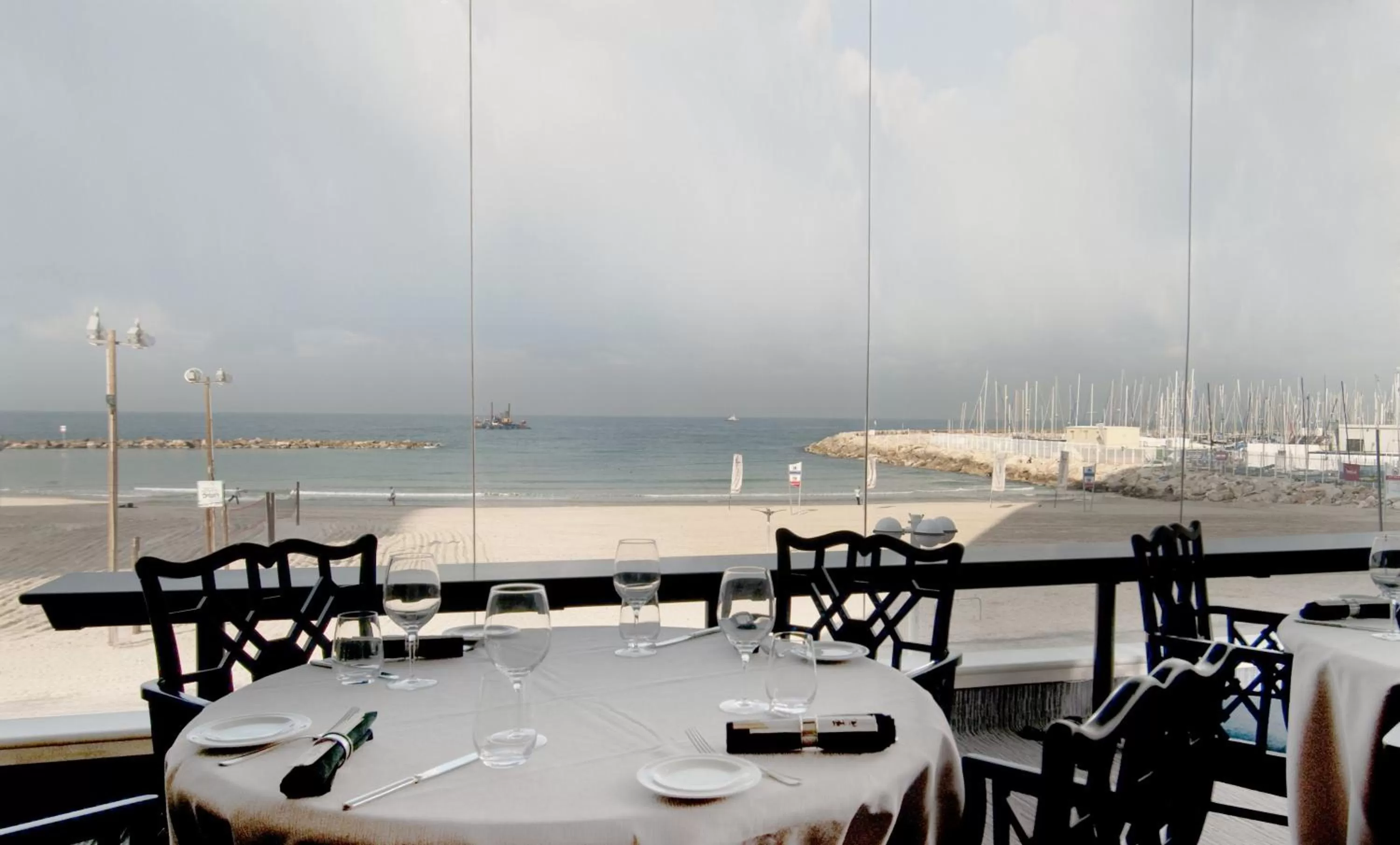 Restaurant/places to eat in Crowne Plaza Tel Aviv Beach by IHG
