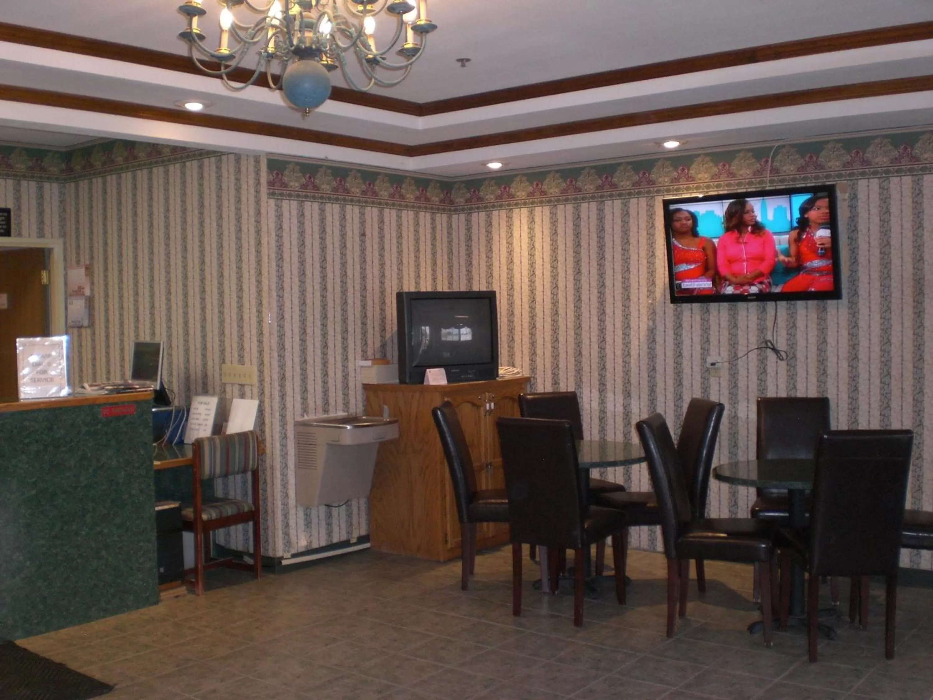 Communal lounge/ TV room in Days Inn by Wyndham Butler