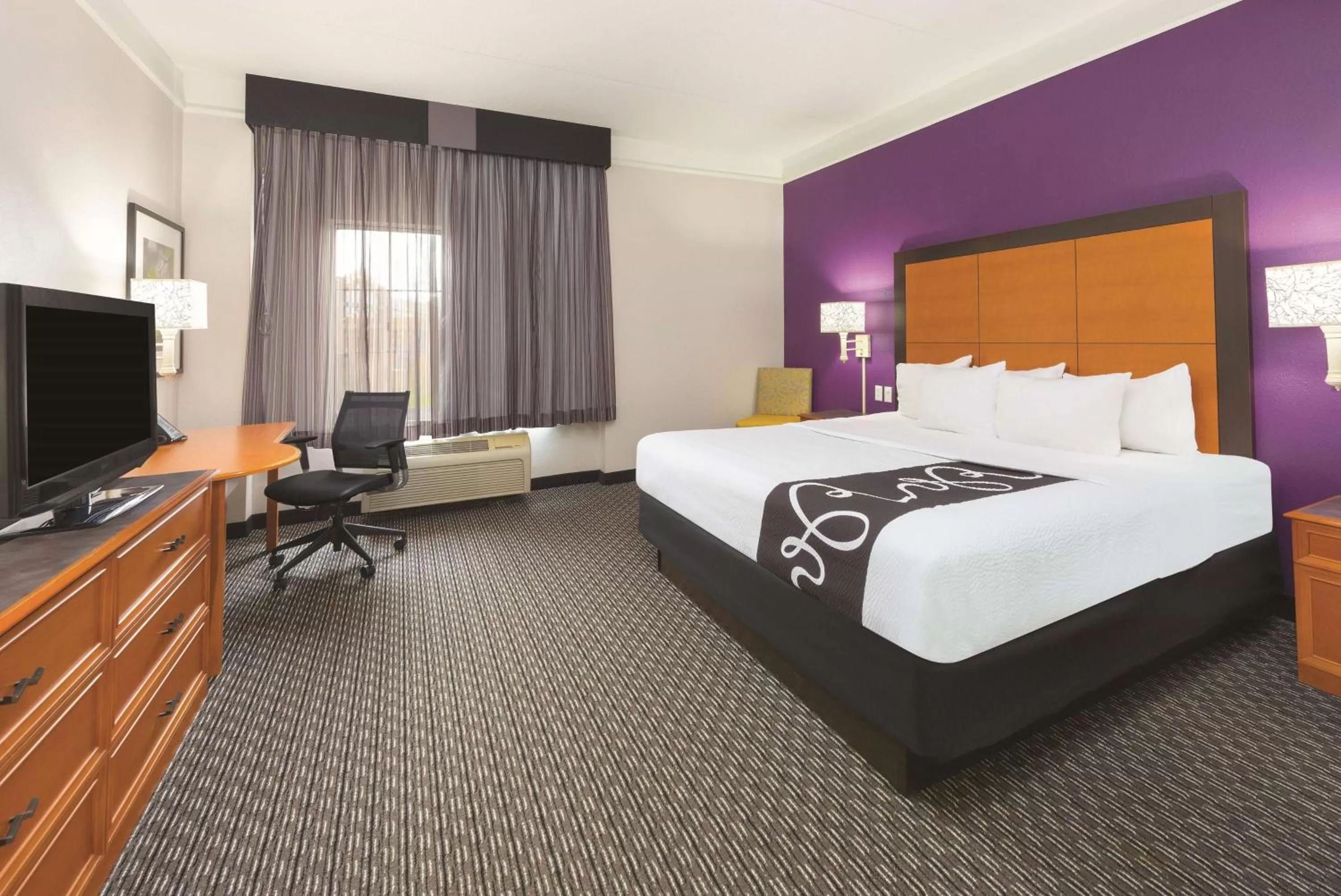 Photo of the whole room, Bed in La Quinta Inn & Suites by Wyndham University Area Chapel Hill