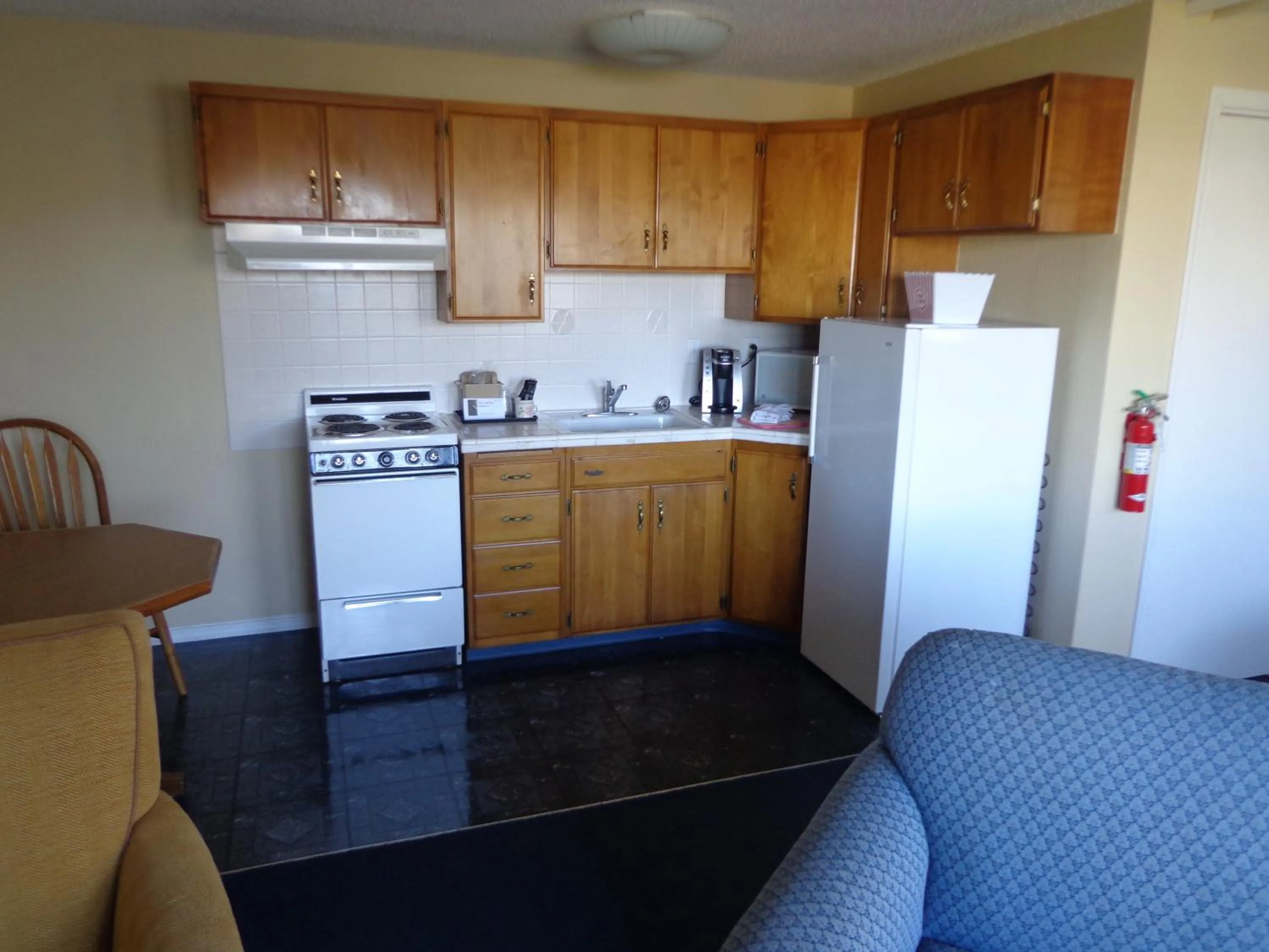 Kitchen or kitchenette in Ocean Shores Inn & Suites