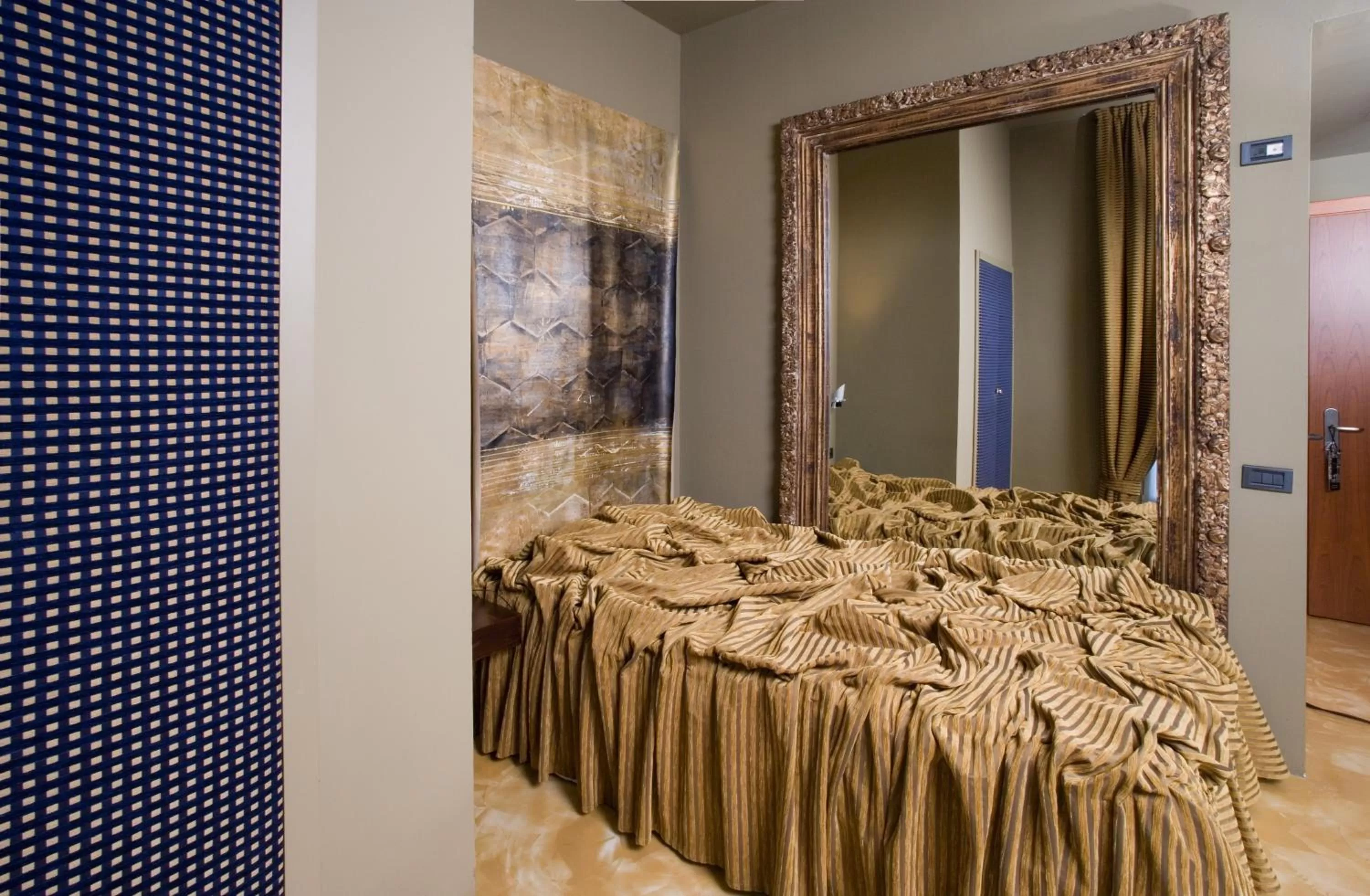 Bed in Art Hotel Boston