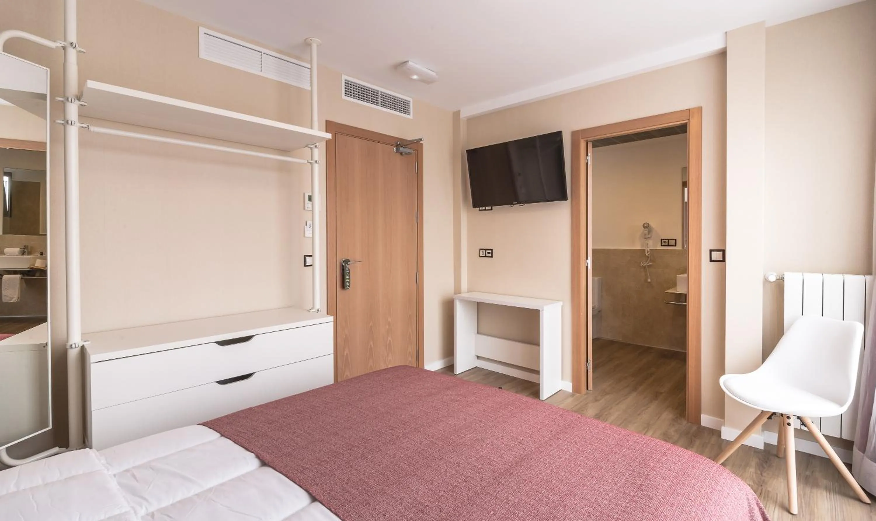 Photo of the whole room, Bed in La Lonja