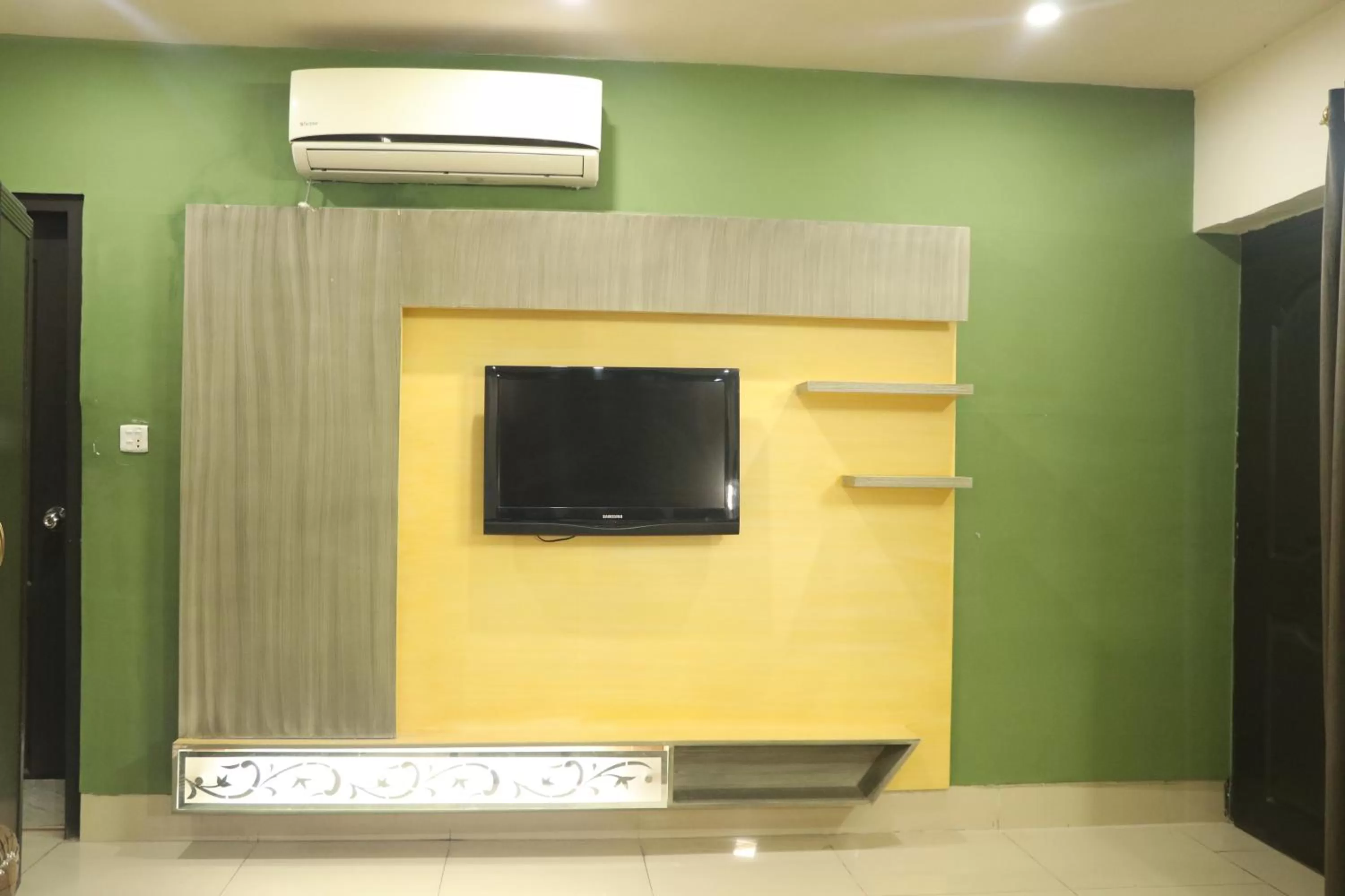 TV and multimedia, TV/Entertainment Center in Hotel Grace inn