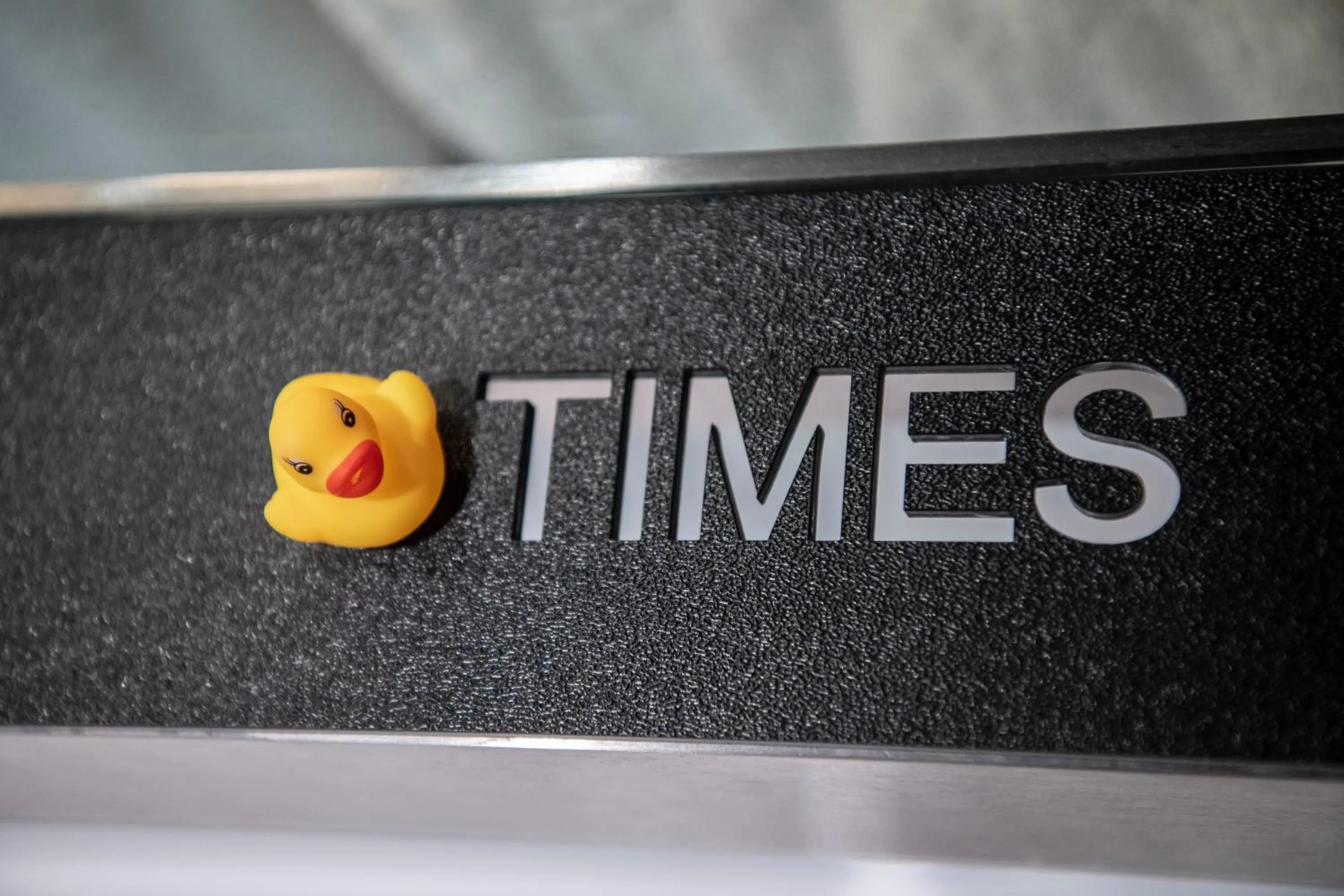 Logo/Certificate/Sign in Grand Times Hotel – Aeroport de Quebec