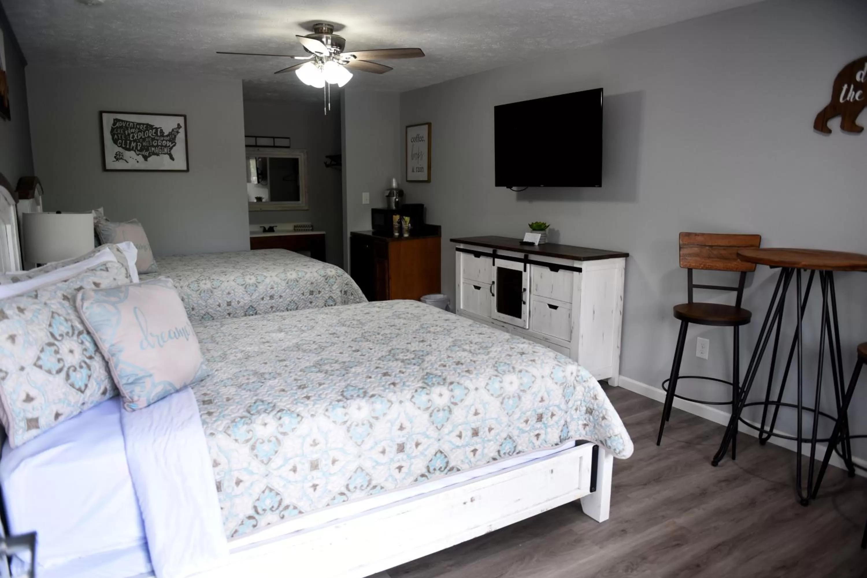 Bathroom, Bed in Heidi Motel - Helen