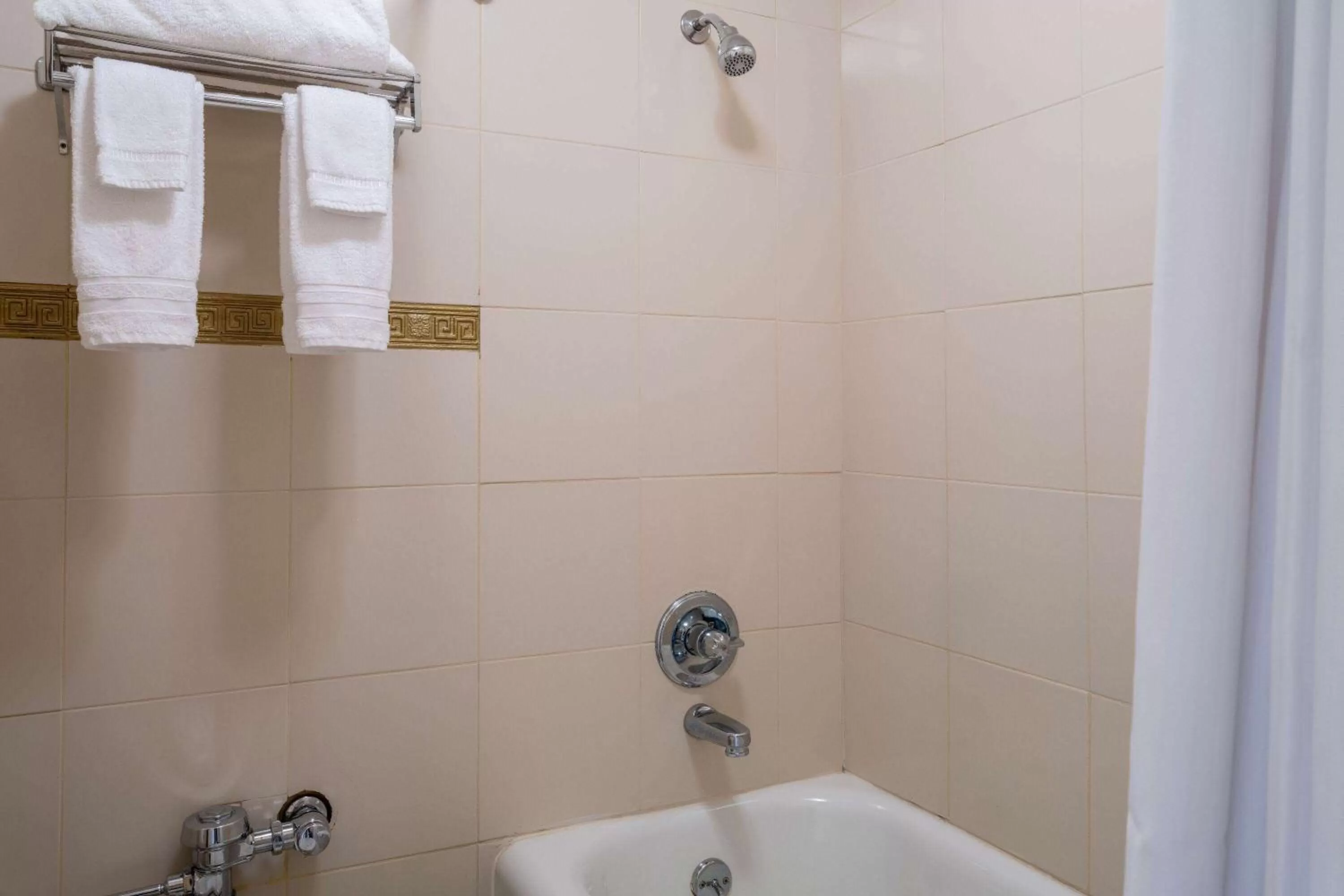 TV and multimedia in Gilmore Hotel, Trademark Collection by Wyndham