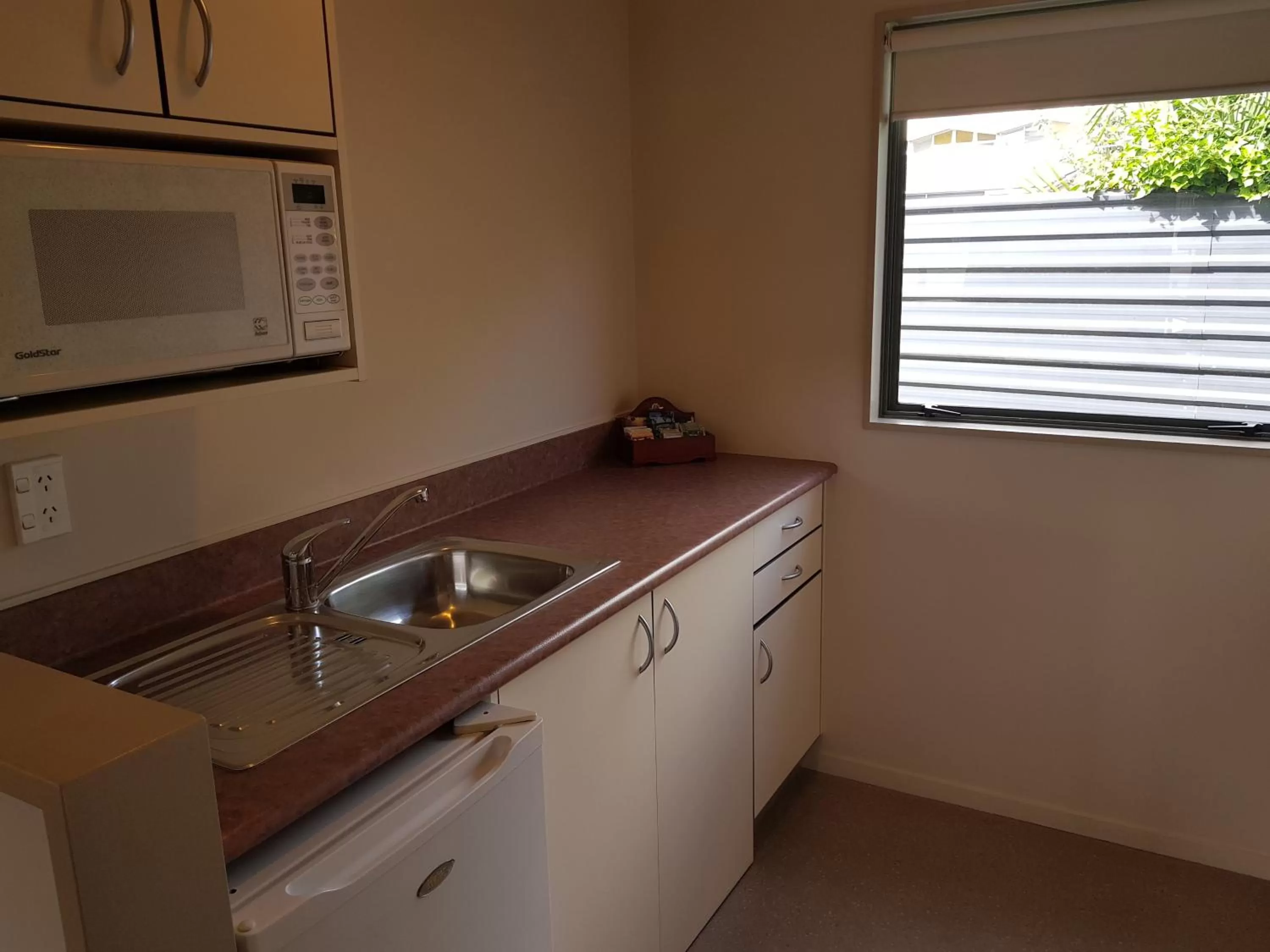 Kitchen or kitchenette in Portmans Motor Lodge