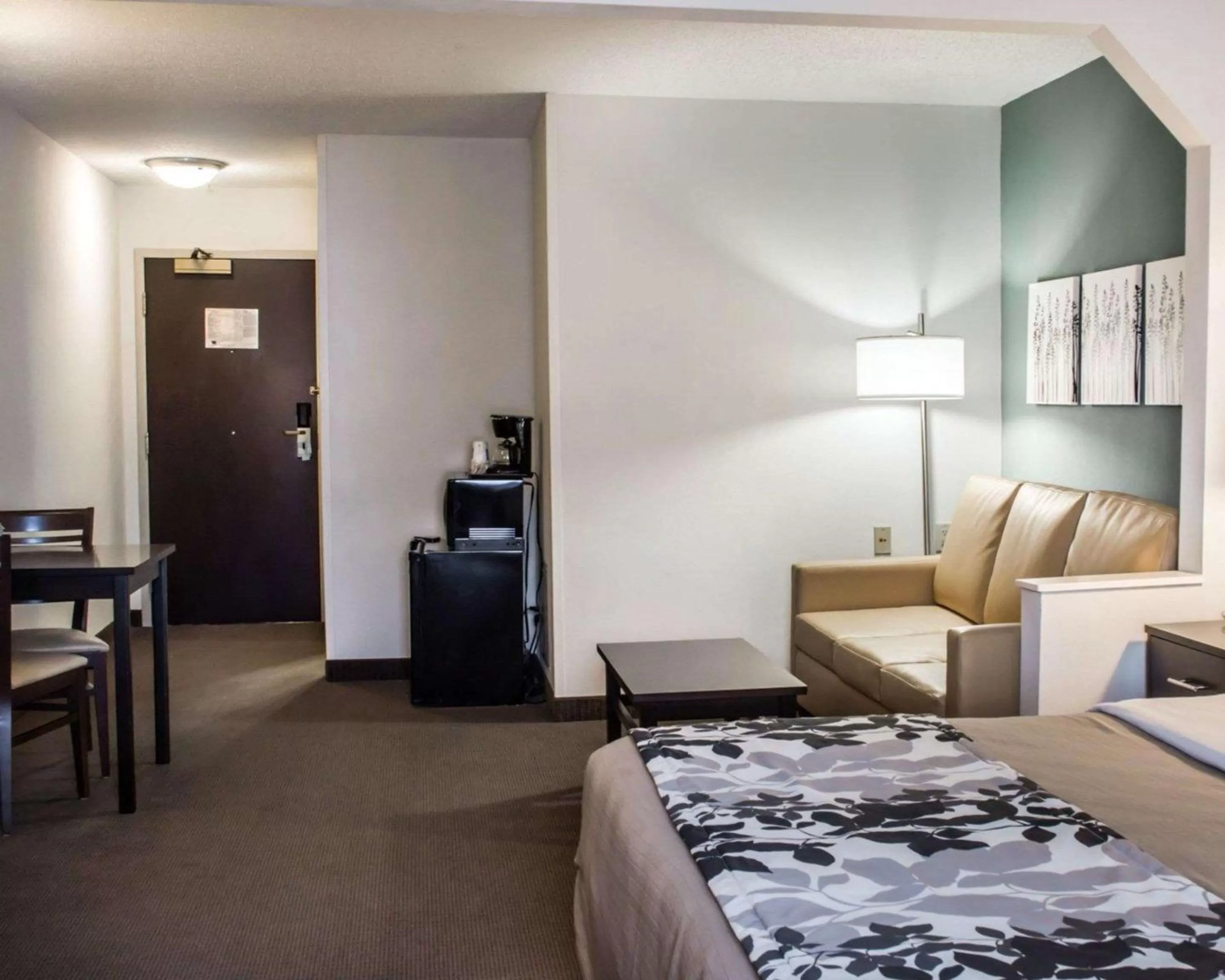 Photo of the whole room, Bed in Sleep Inn & Suites Monticello