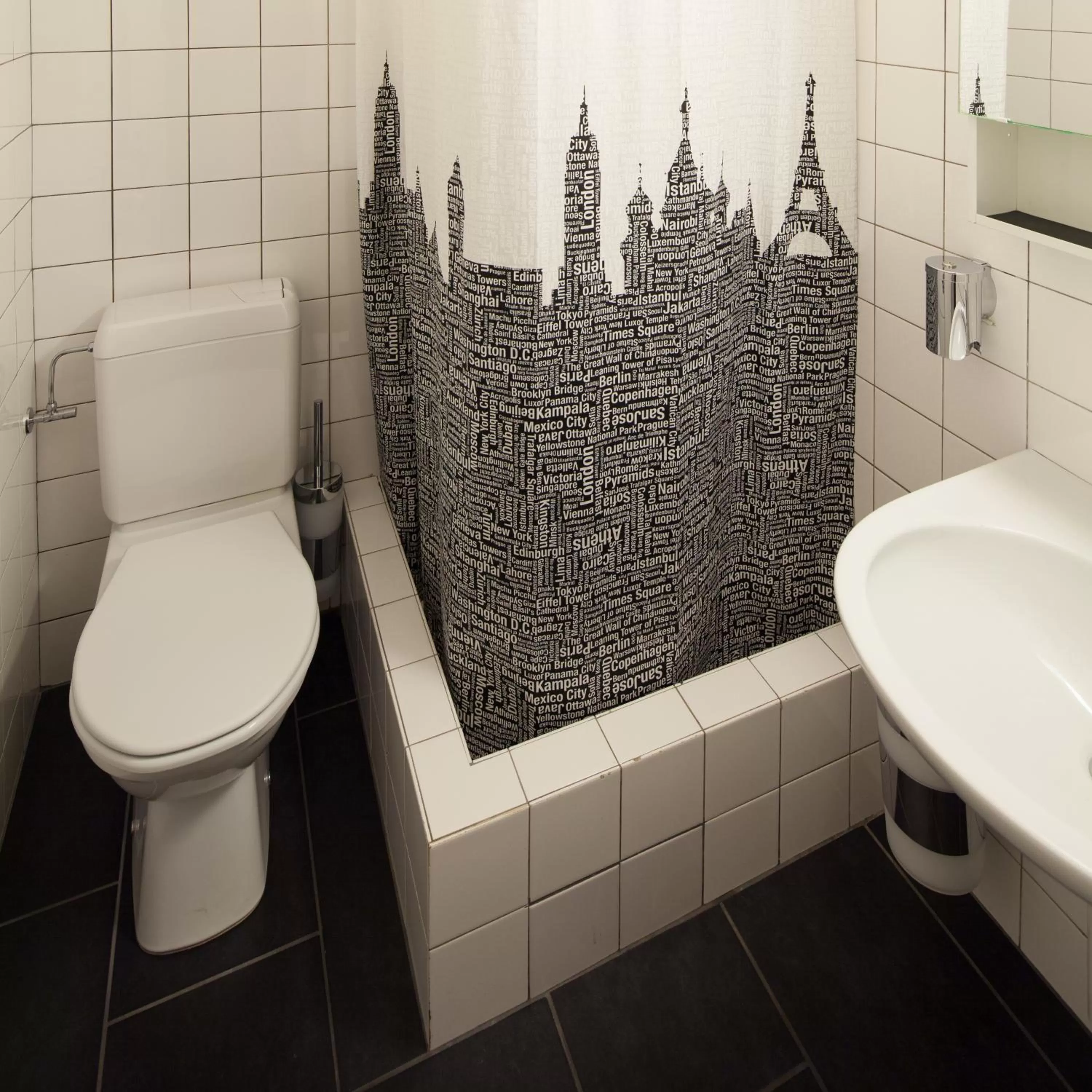 Bathroom in B&B Louis-Favre 21