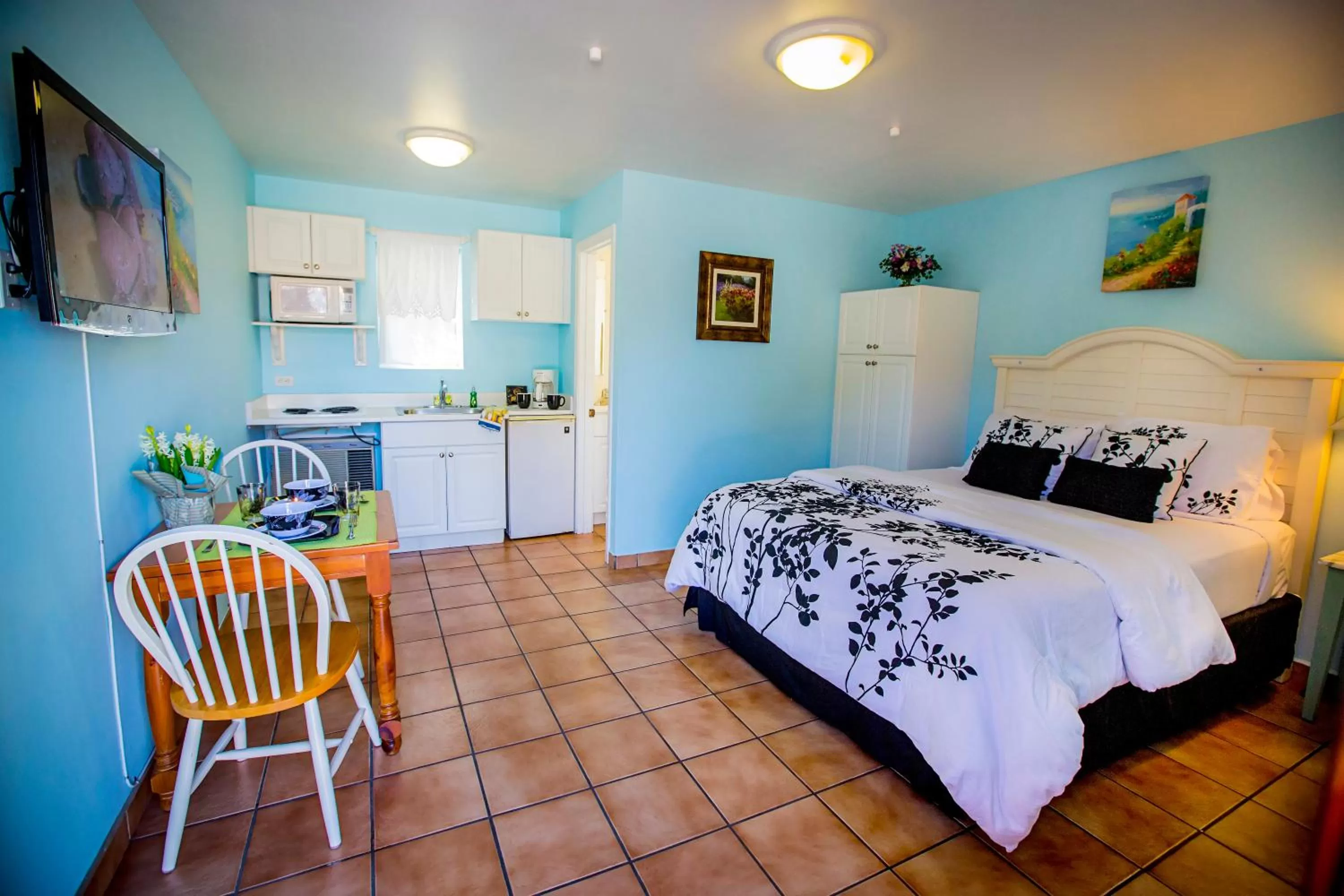 Bed in Leucadia Beach Inn