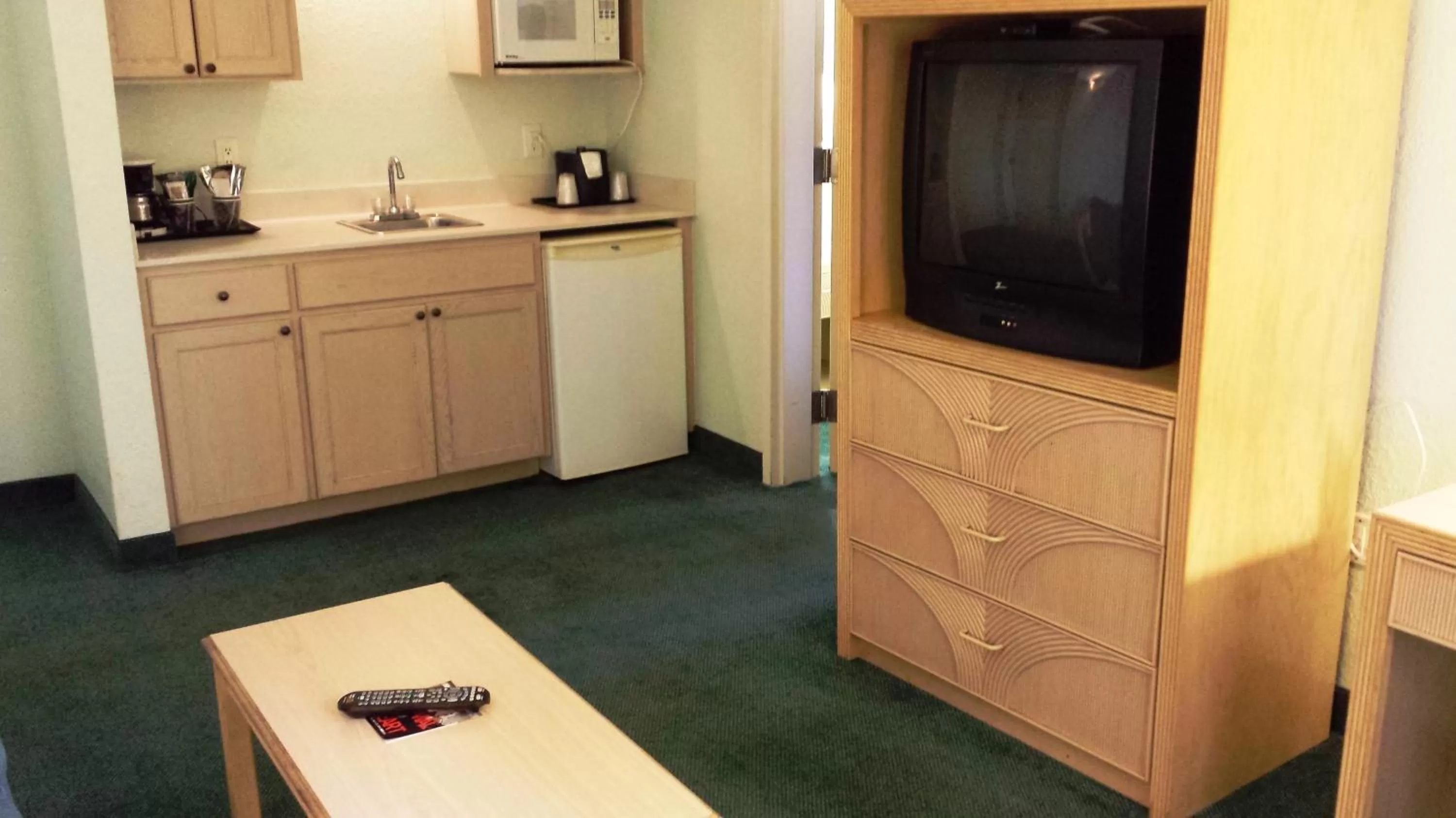 TV and multimedia in Cocoa Beach Suites Hotel