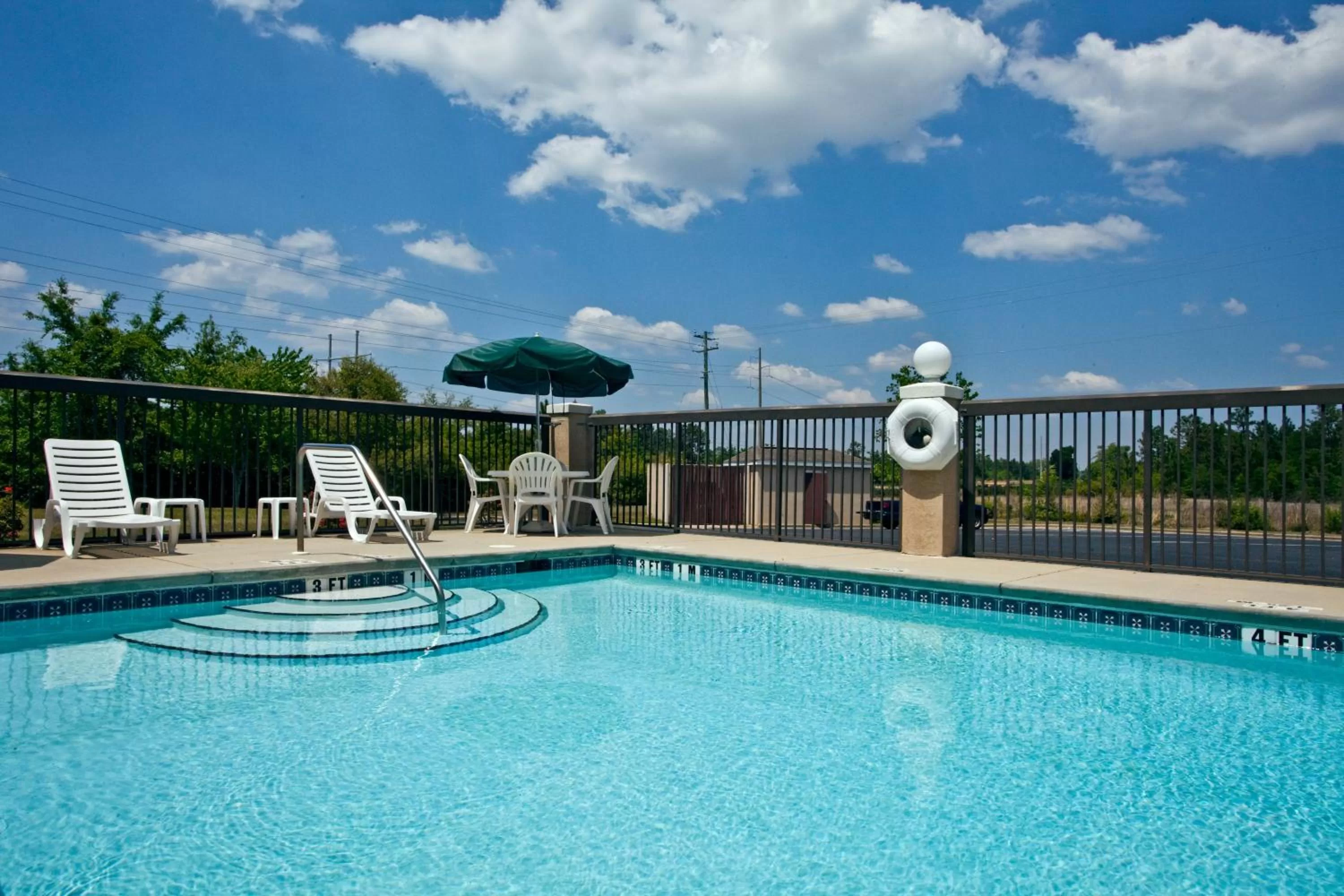 Swimming pool in Holiday Inn Express & Suites Milton East I-10 by IHG