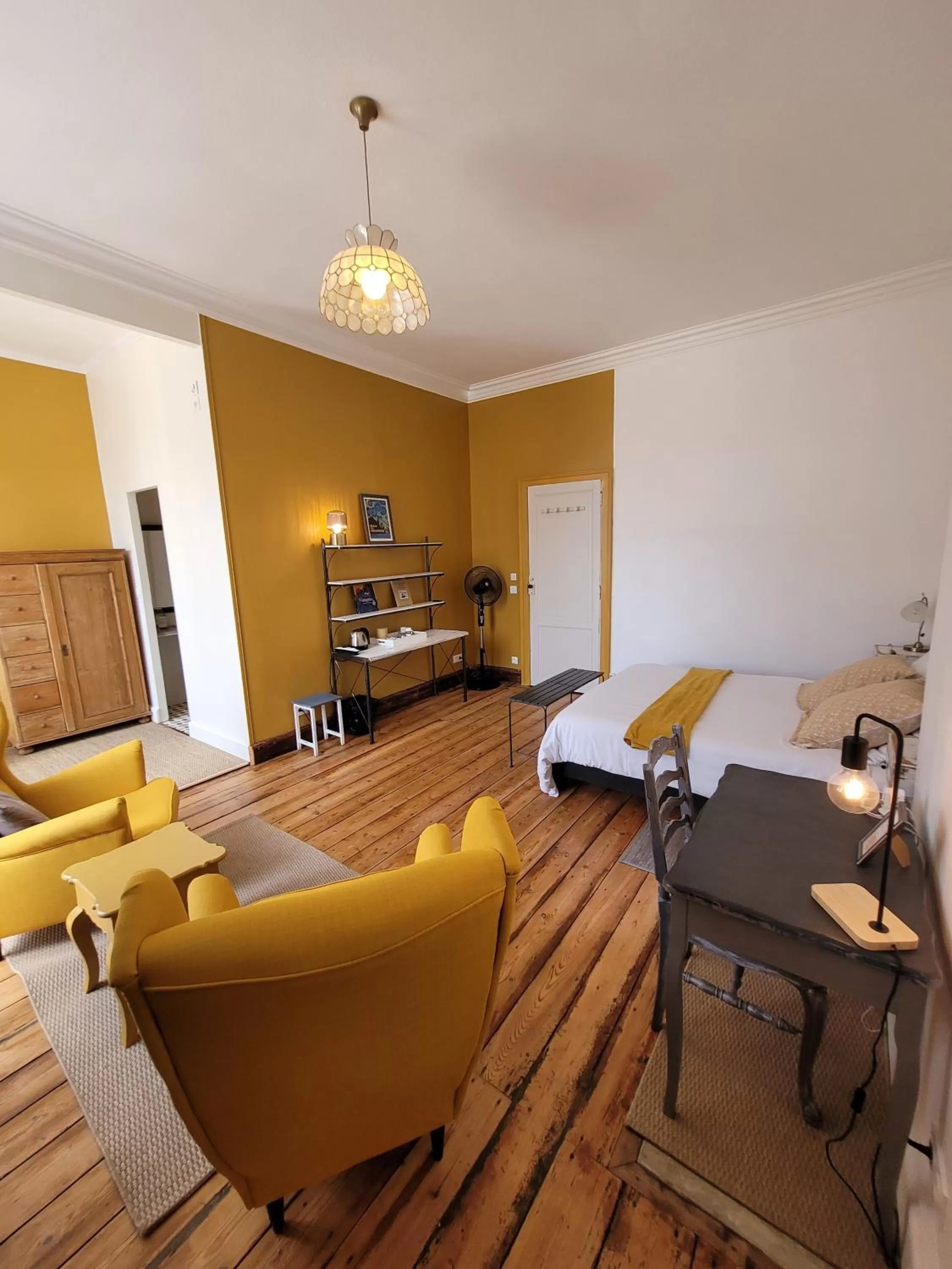 Photo of the whole room in Madeleine Bergerac