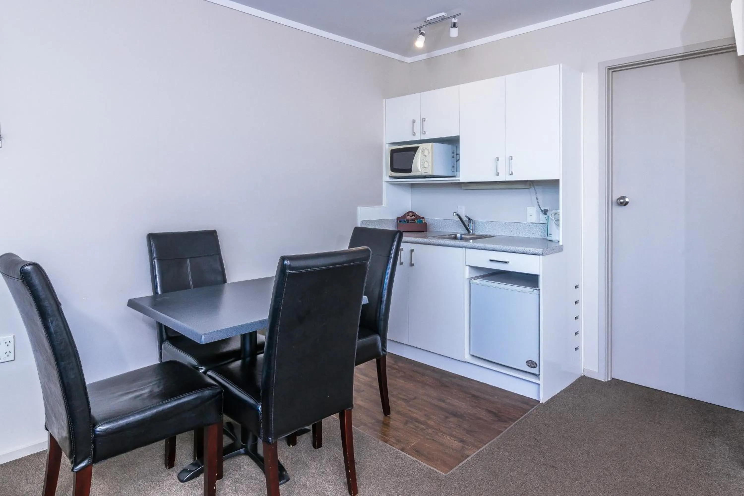 Twin Peaks Lakeside Inn