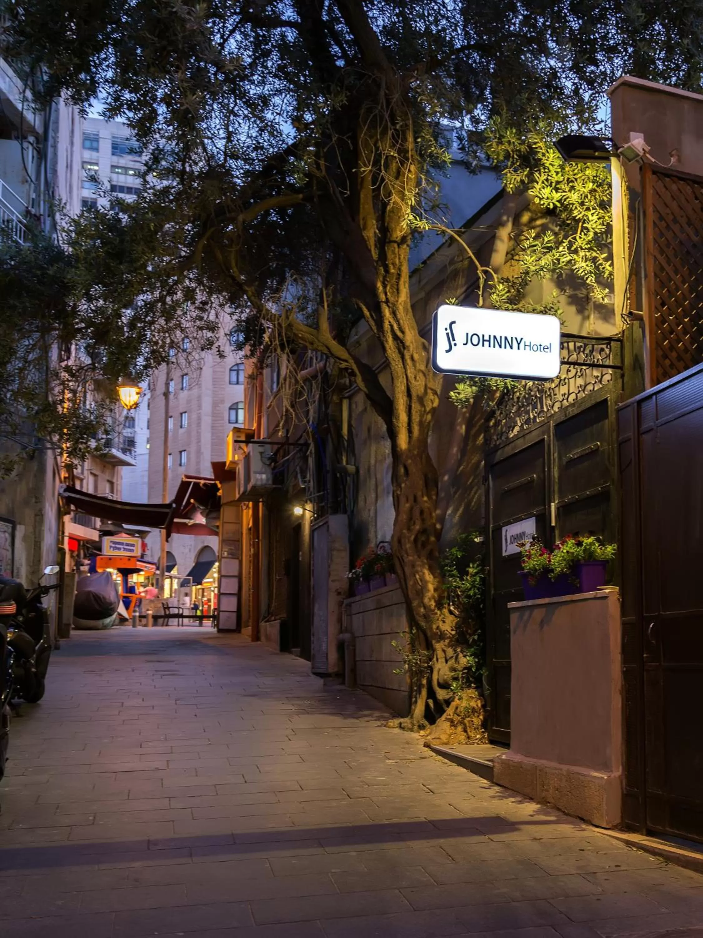 Facade/entrance in Johnny Hotel