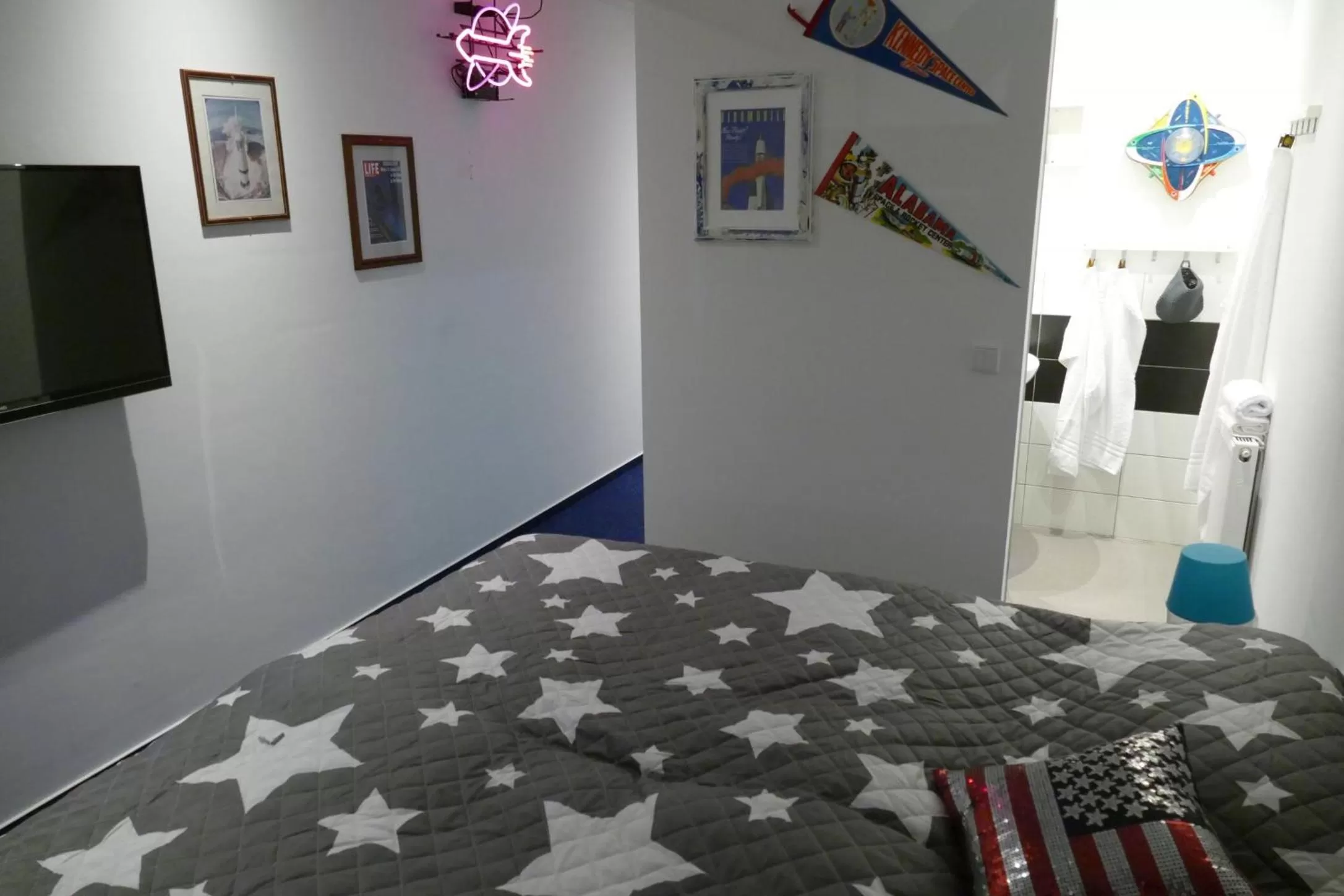 Photo of the whole room, Bed in Road Stop Mettmann