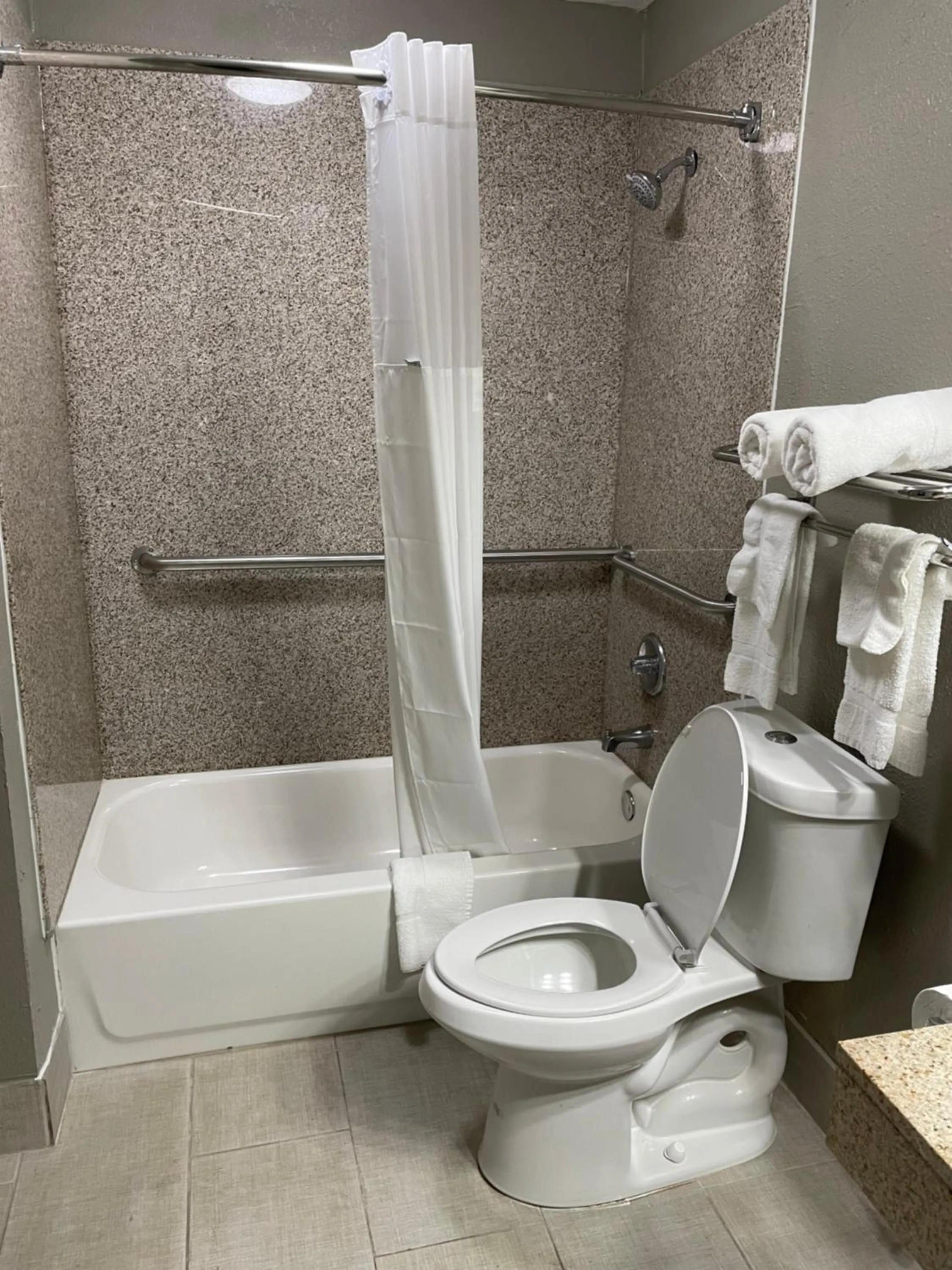 Bathroom in Days Inn & Suites by Wyndham Collierville Germantown Area