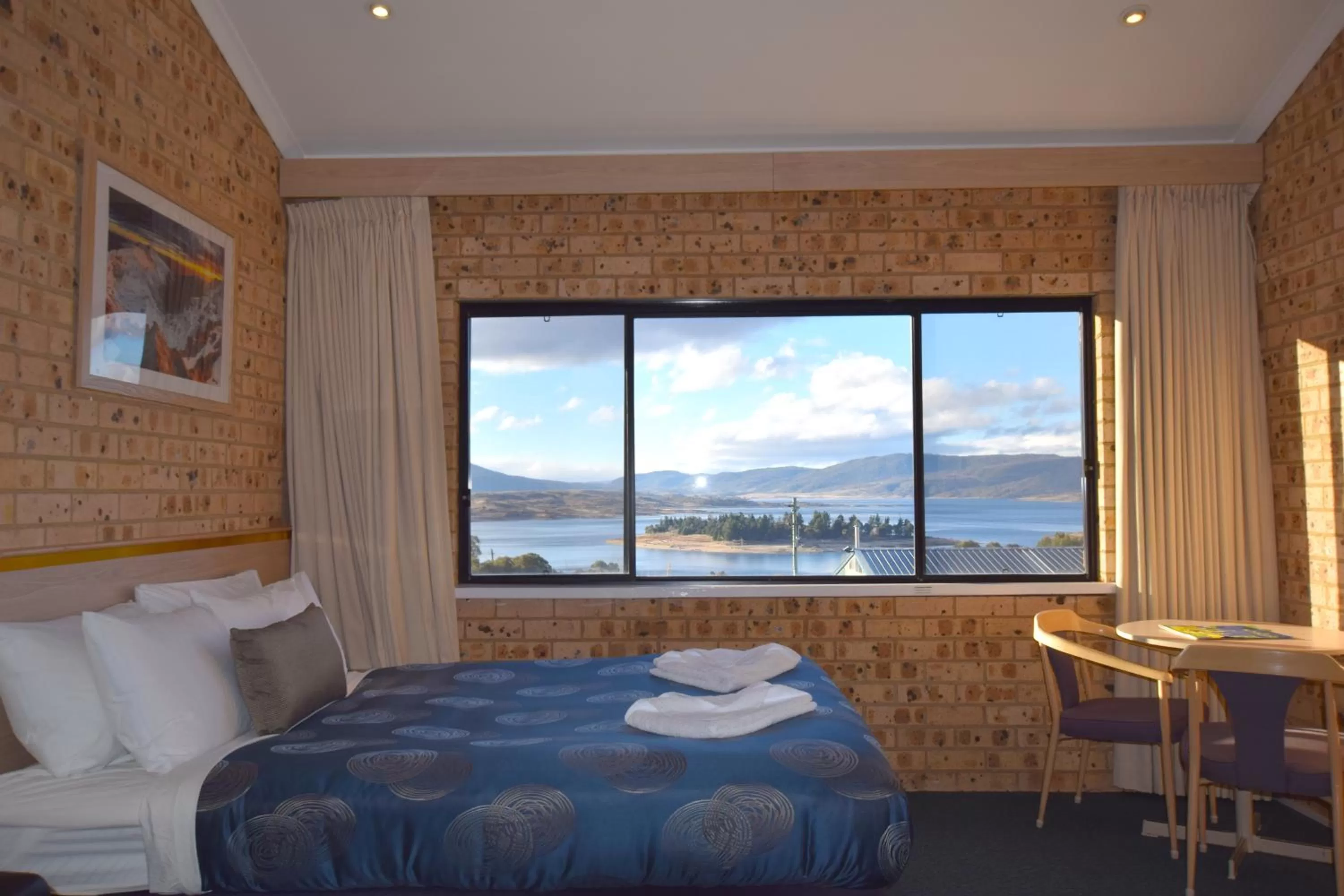 Lake view, Bed in Alpine Resort Motel