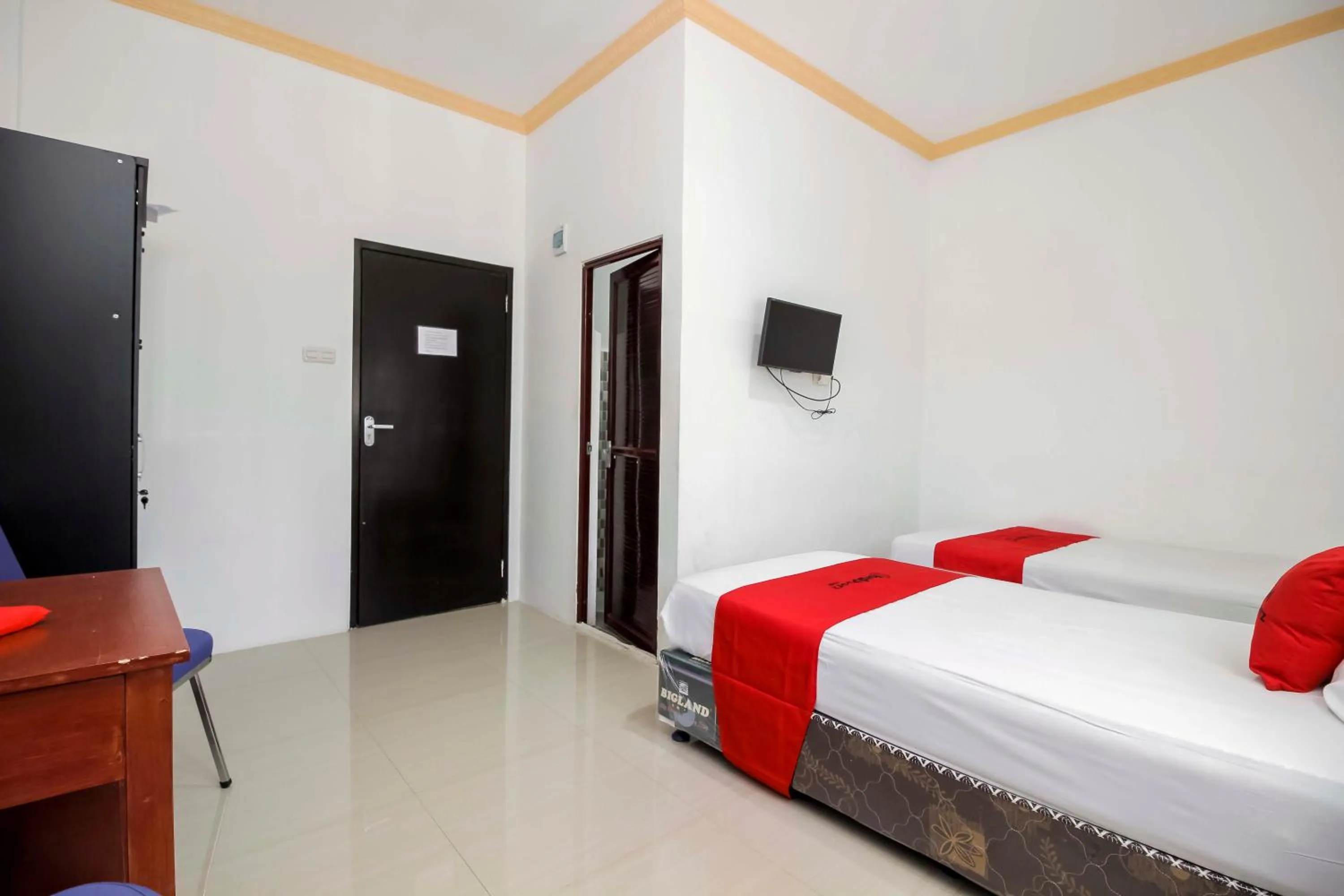 Bedroom, Bed in RedDoorz near Sam Ratulangi Airport Manado