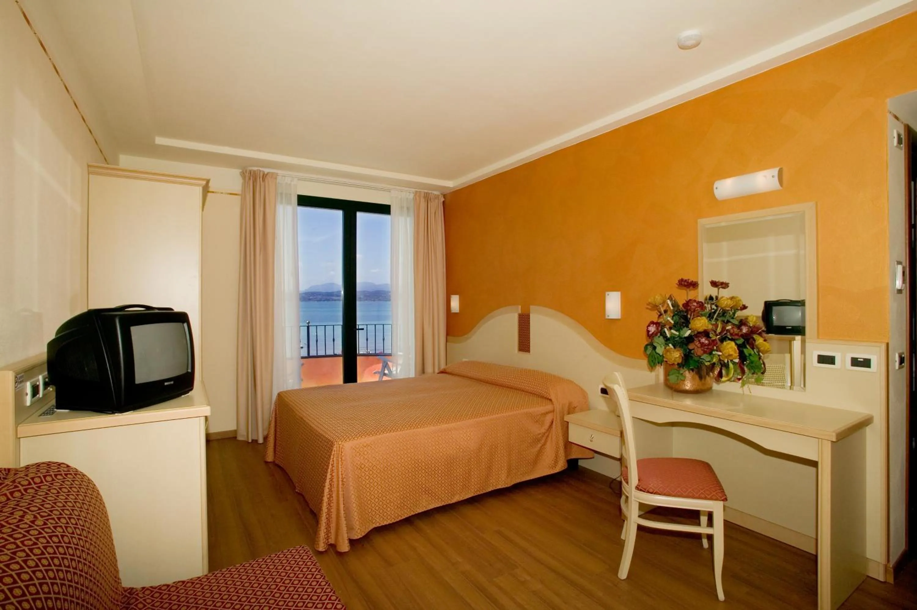 Property building, Bed in Hotel La Rondine