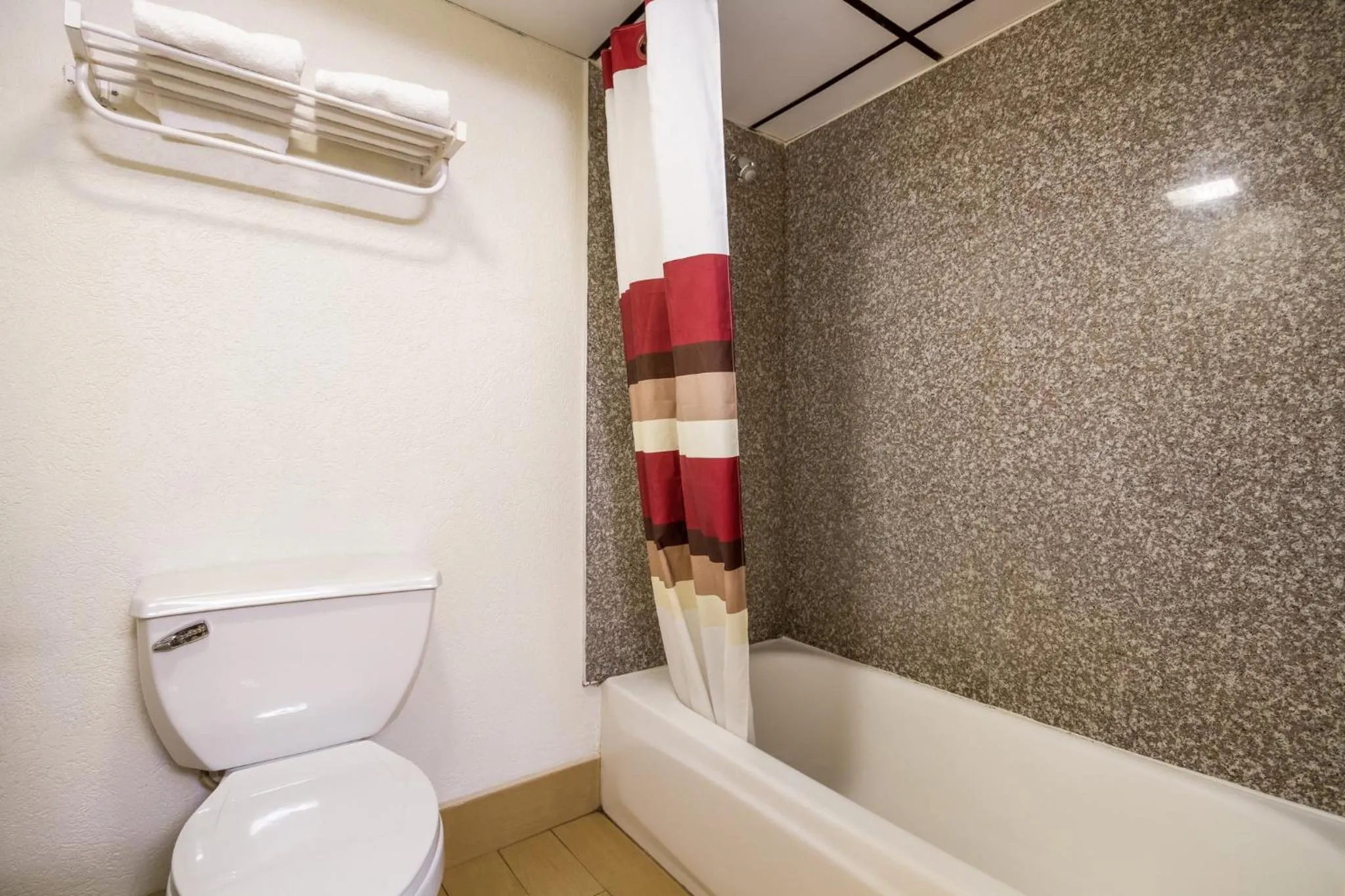 Bathroom in Red Roof Inn Crestview