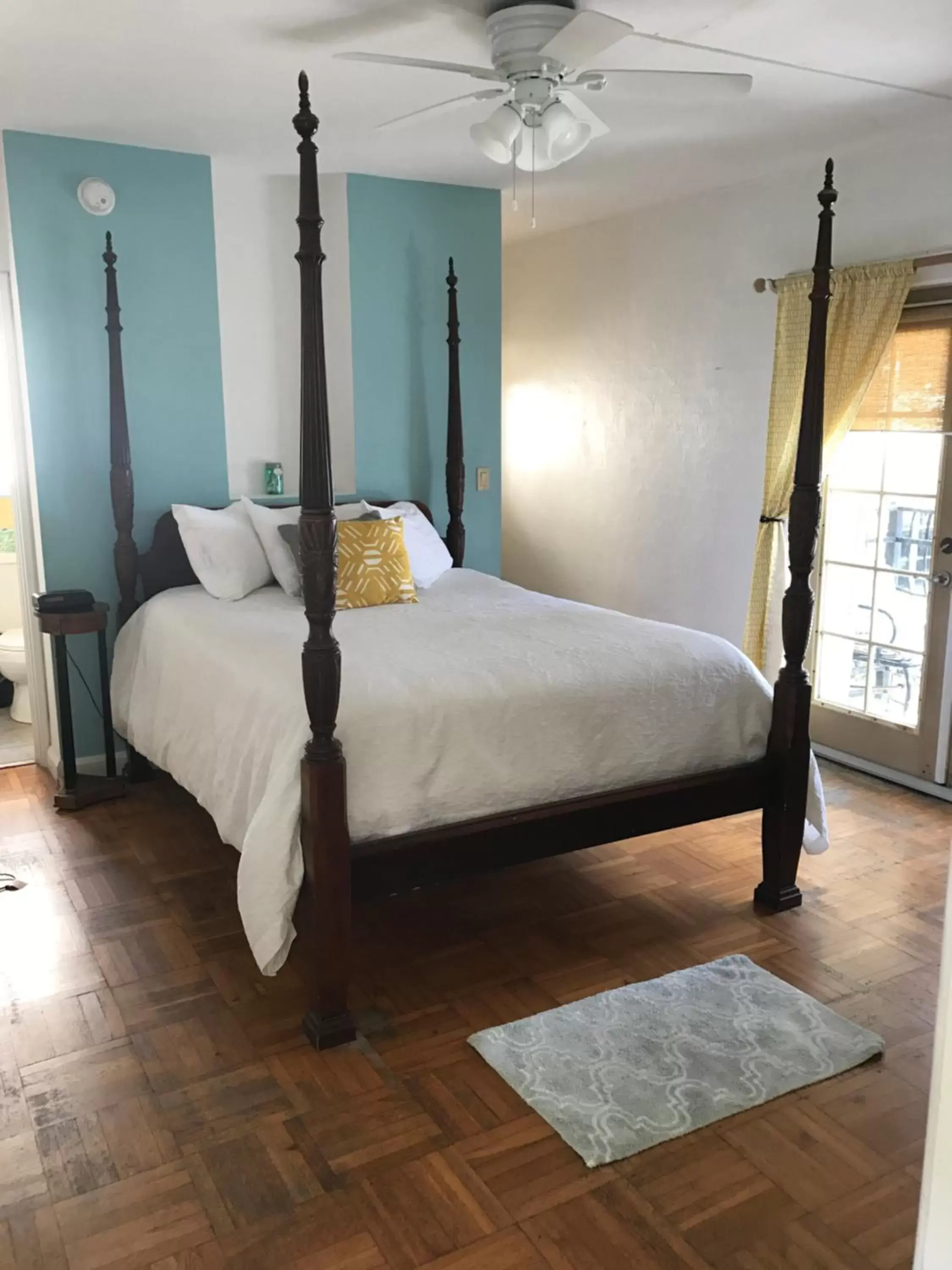 Queen Room with Balcony in Courtyard Villa Hotel Queen Room with Balcony in Courtyard Villa Hotel