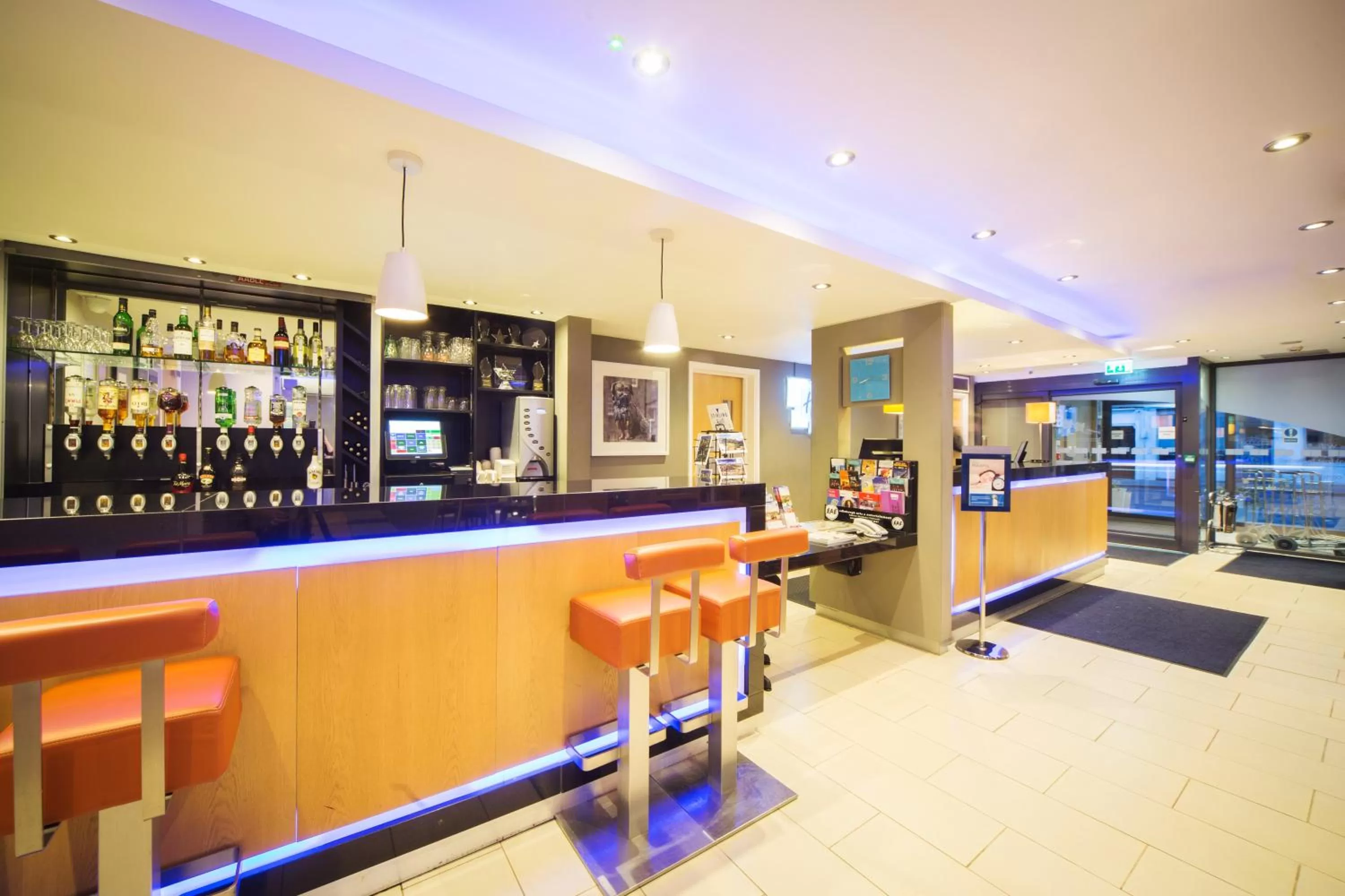 Lounge or bar in Holiday Inn Express Edinburgh – Royal Mile by IHG