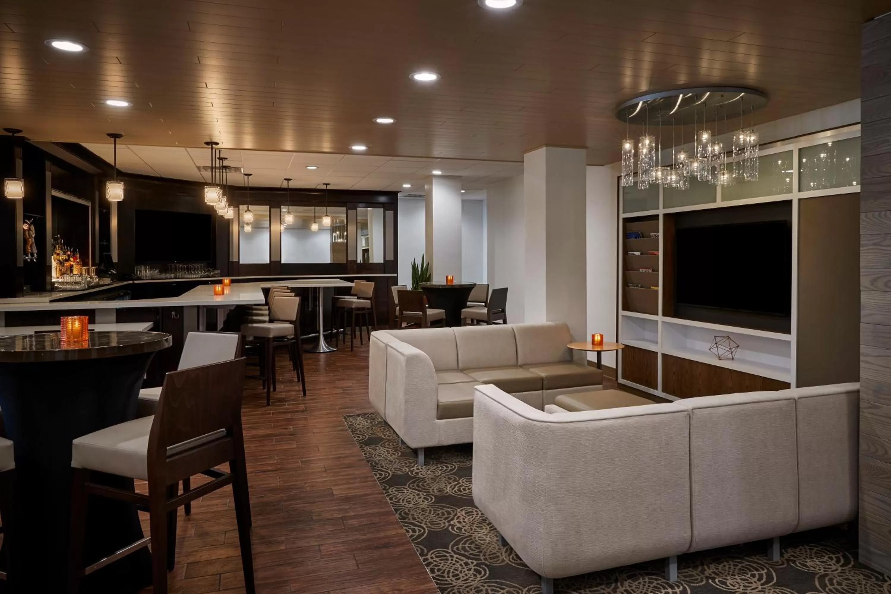Lounge or bar in Holiday Inn Alexandria at Carlyle by IHG