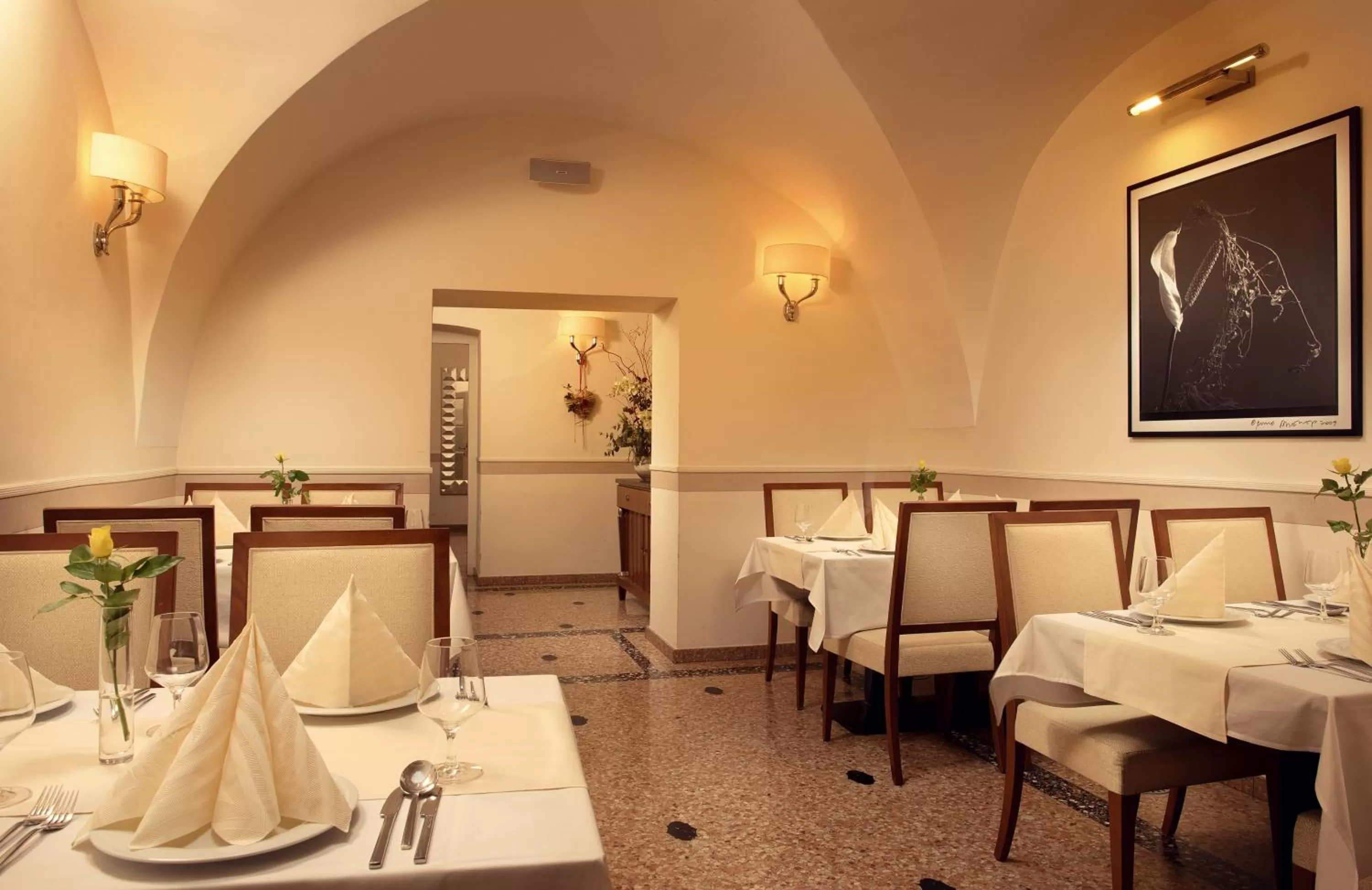 Restaurant/places to eat in Hotel Ambassador