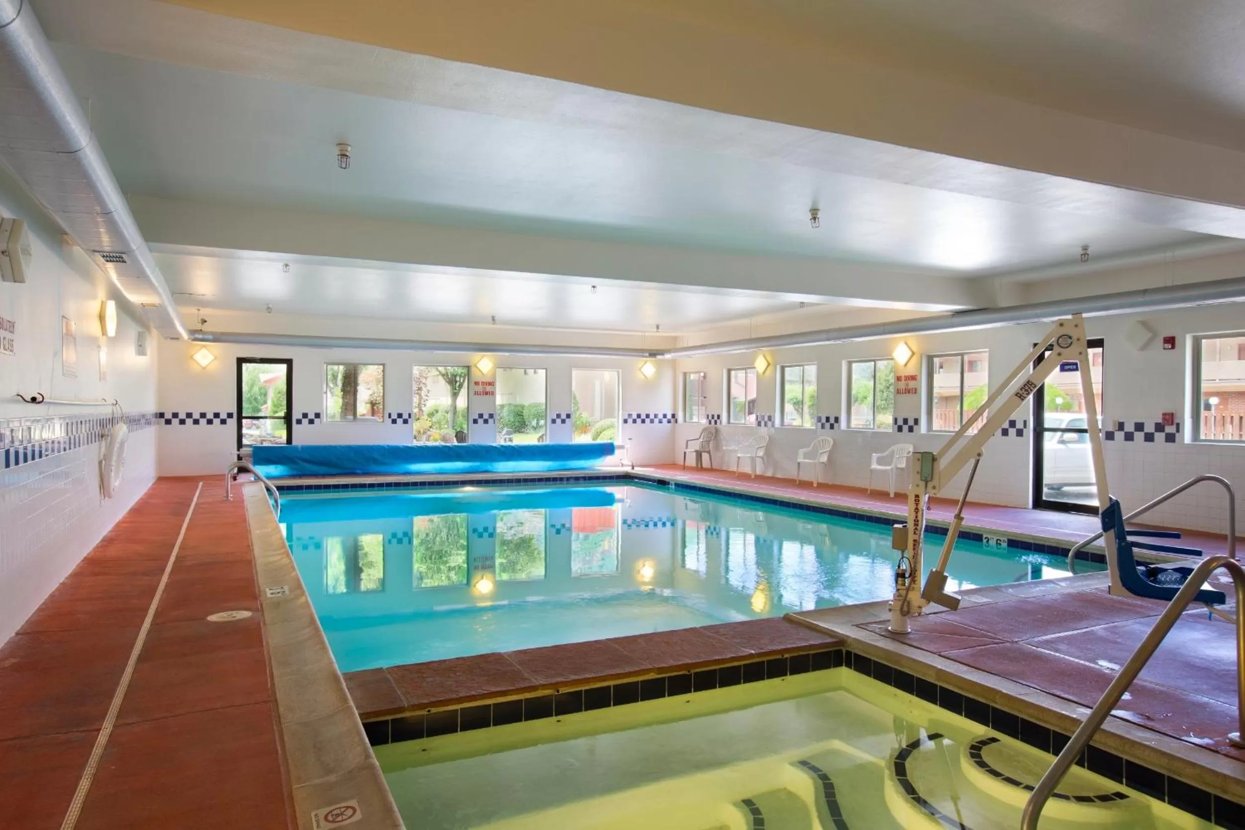 Swimming pool in Glenwood Springs Cedar Lodge