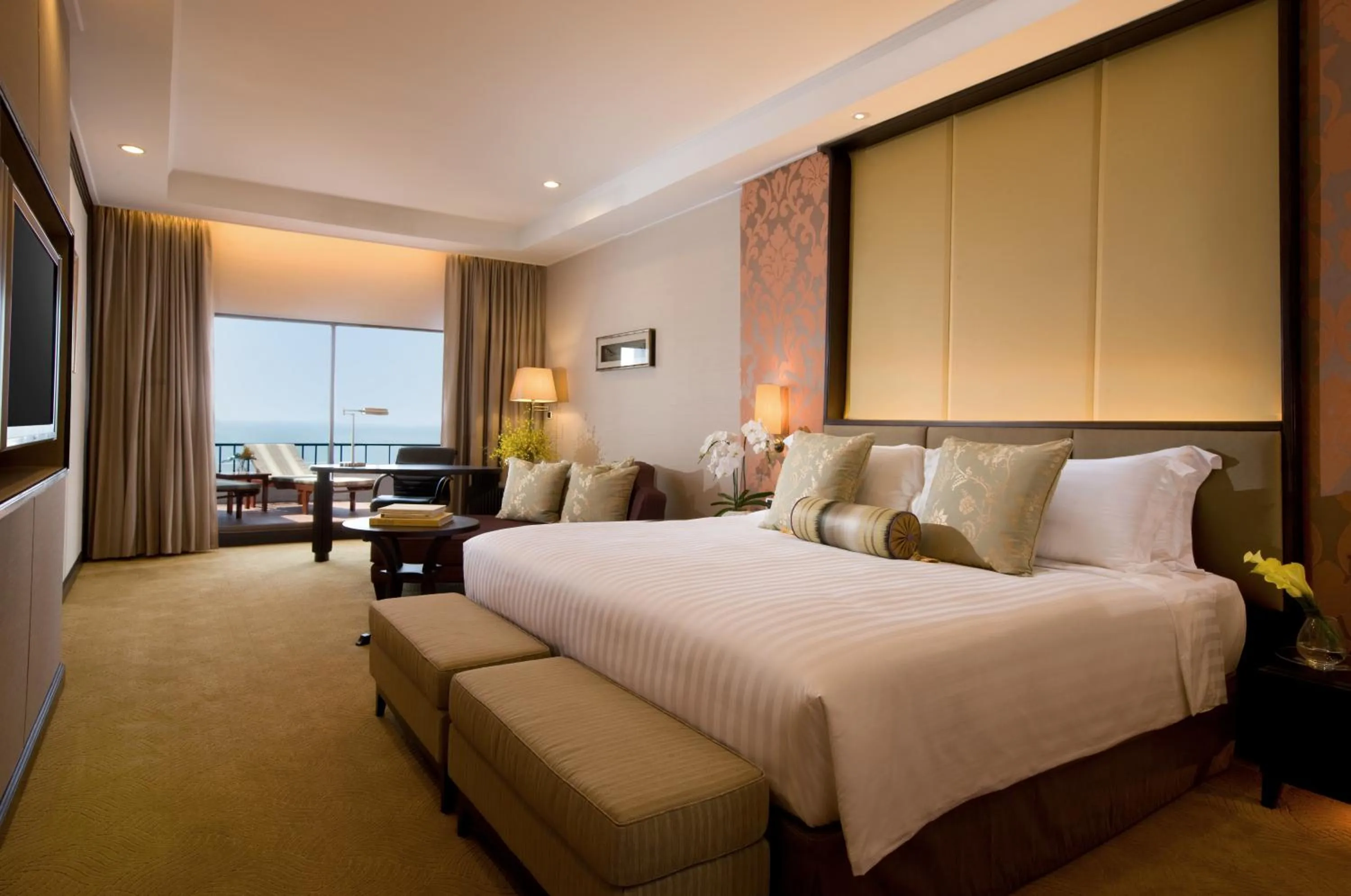 Bedroom, Bed in Dusit Thani Pattaya