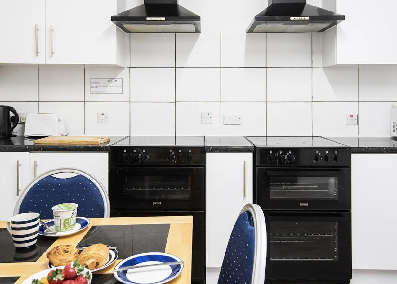 Kitchen or kitchenette in Royal Ashton Townhouse - Taunton