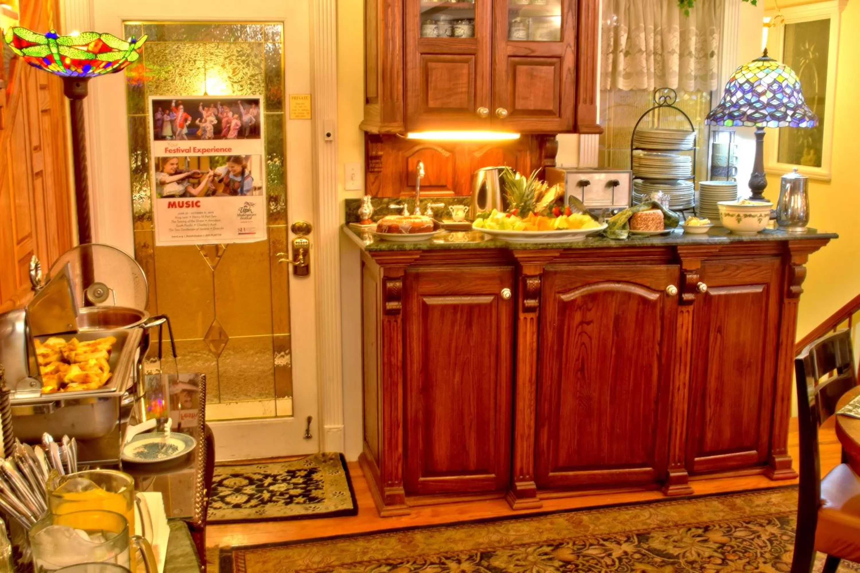 Dining area, Kitchen/Kitchenette in Big Yellow Inn
