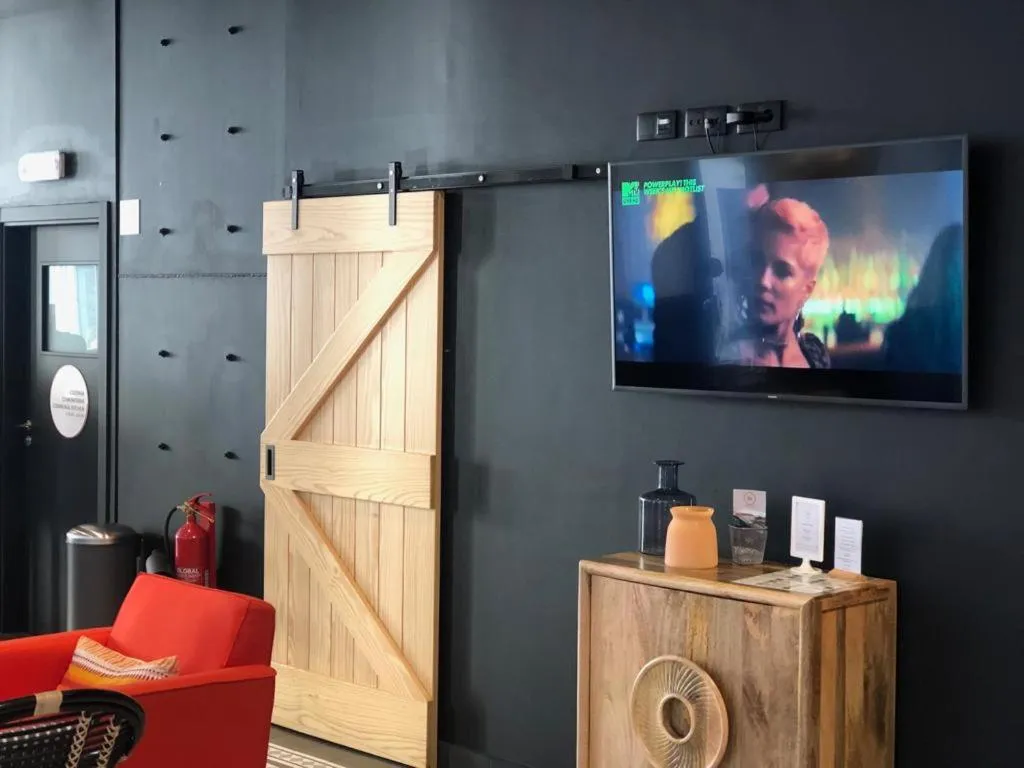 Communal lounge/ TV room in Be Lisbon Hostel Intendente