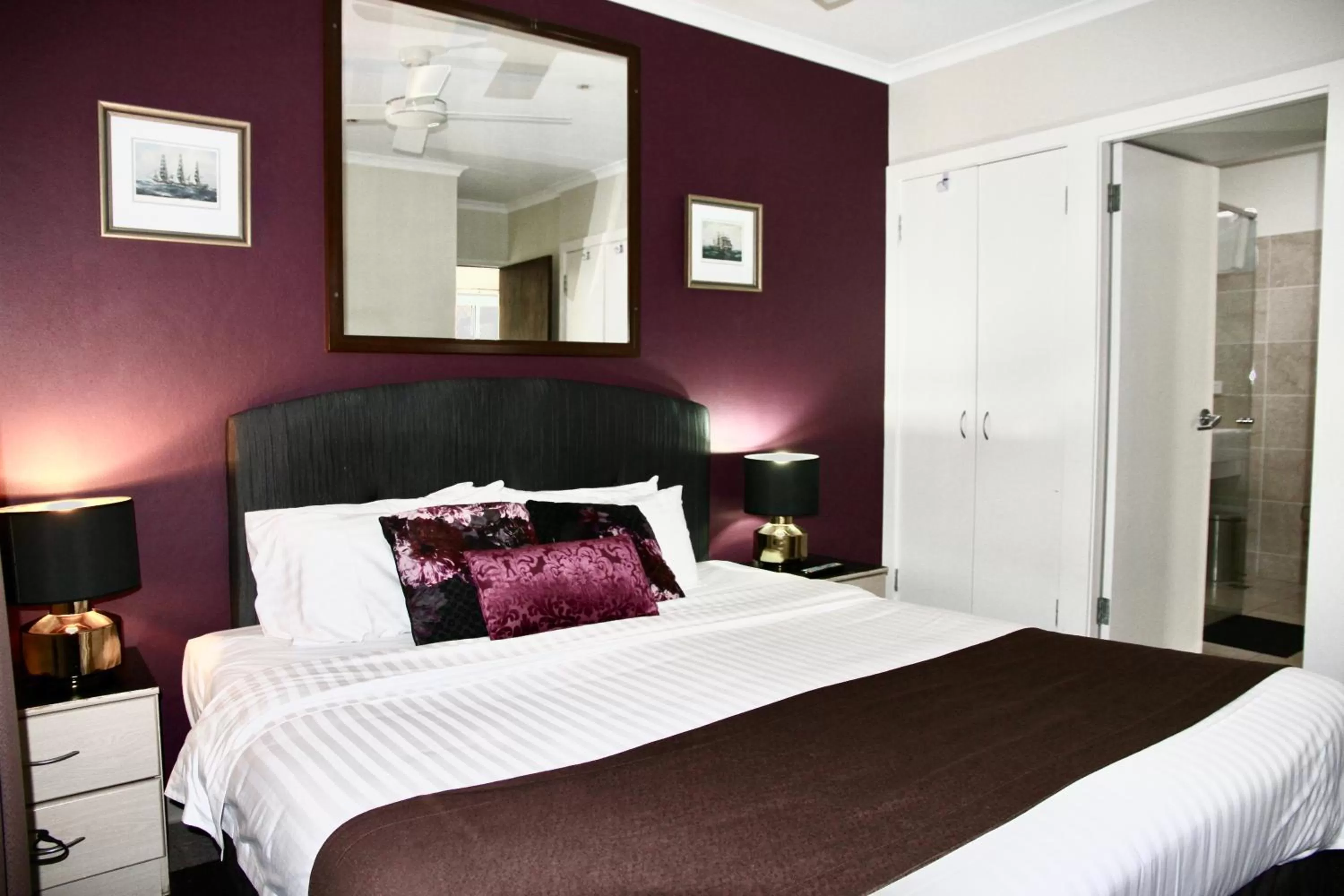 Shower, Bed in Mariners Court Hotel Sydney