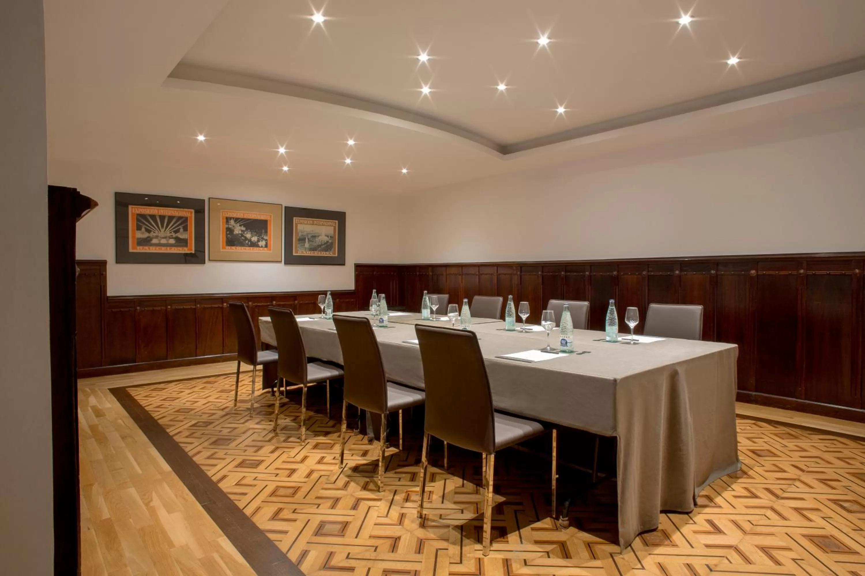Business facilities in Hotel Astoria