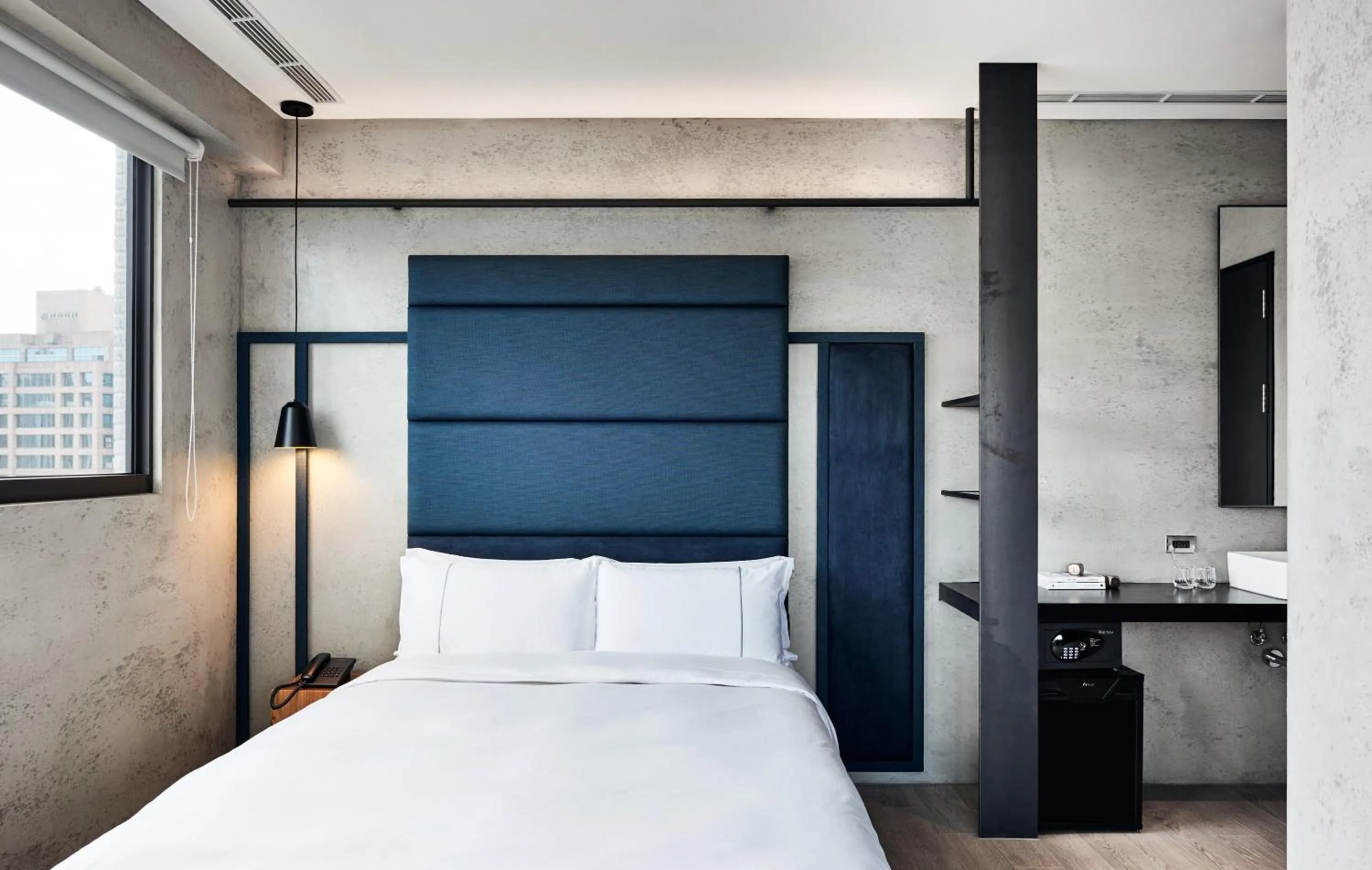 Balcony/Terrace, Bed in Waterfront Hotel