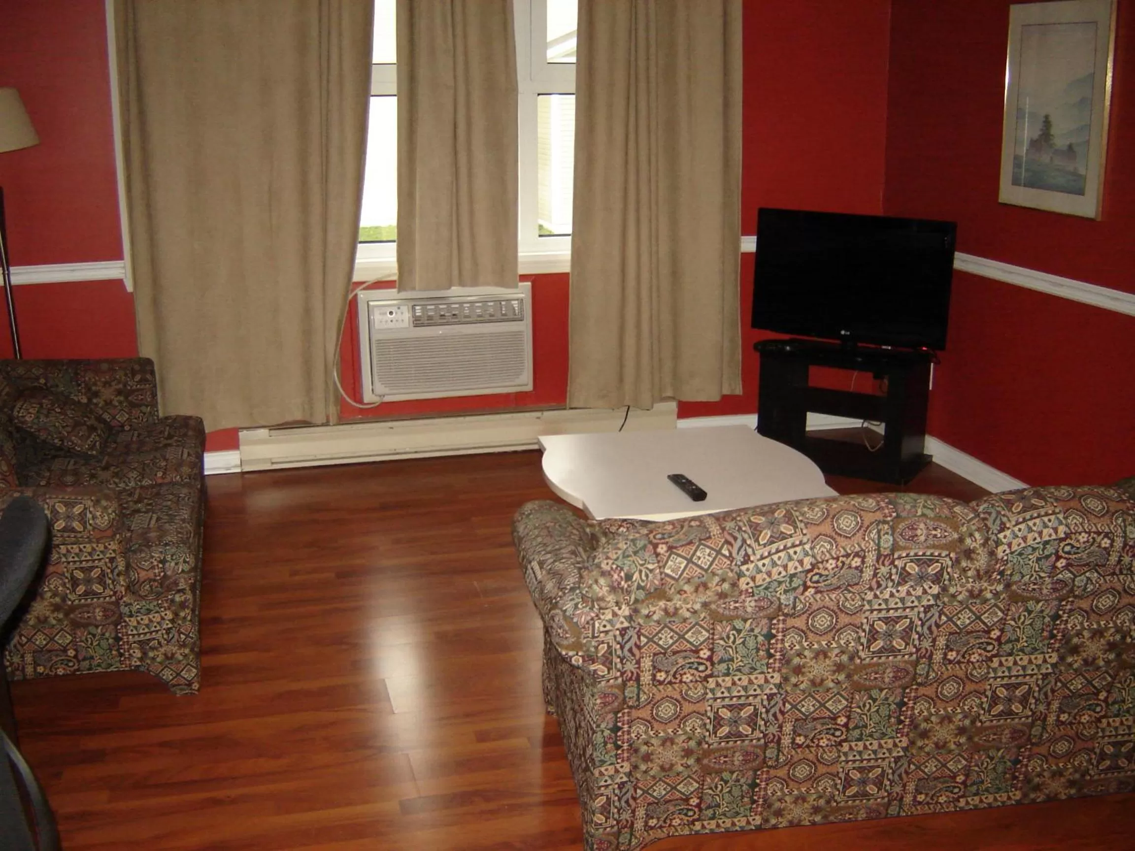 TV and multimedia in Days Inn by Wyndham Trois-Rivieres