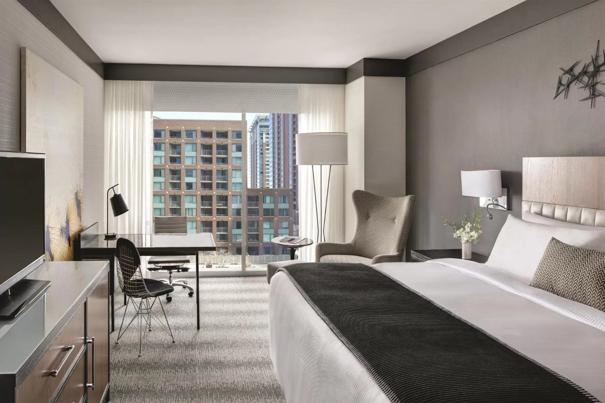 Photo of the whole room, Bed in Loews Chicago Hotel