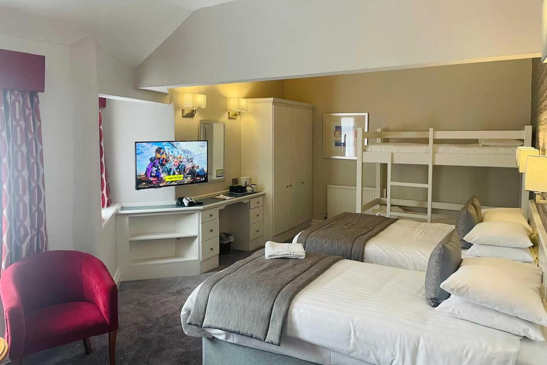 Family, Bed in Cliffs Hotel