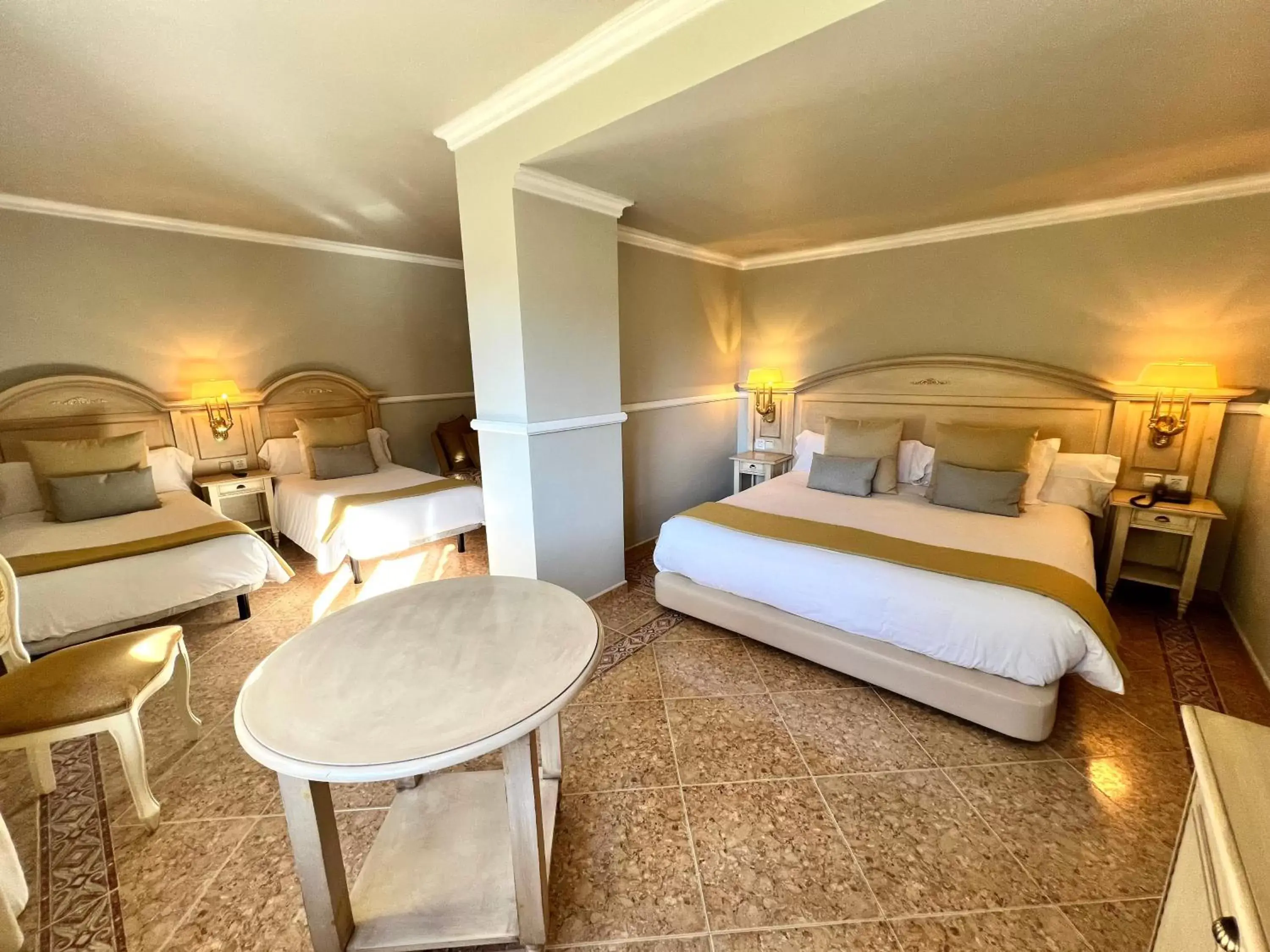 Classic Quadruple Room in Hotel & SPA Bringué Classic Quadruple Room in Hotel & SPA Bringué