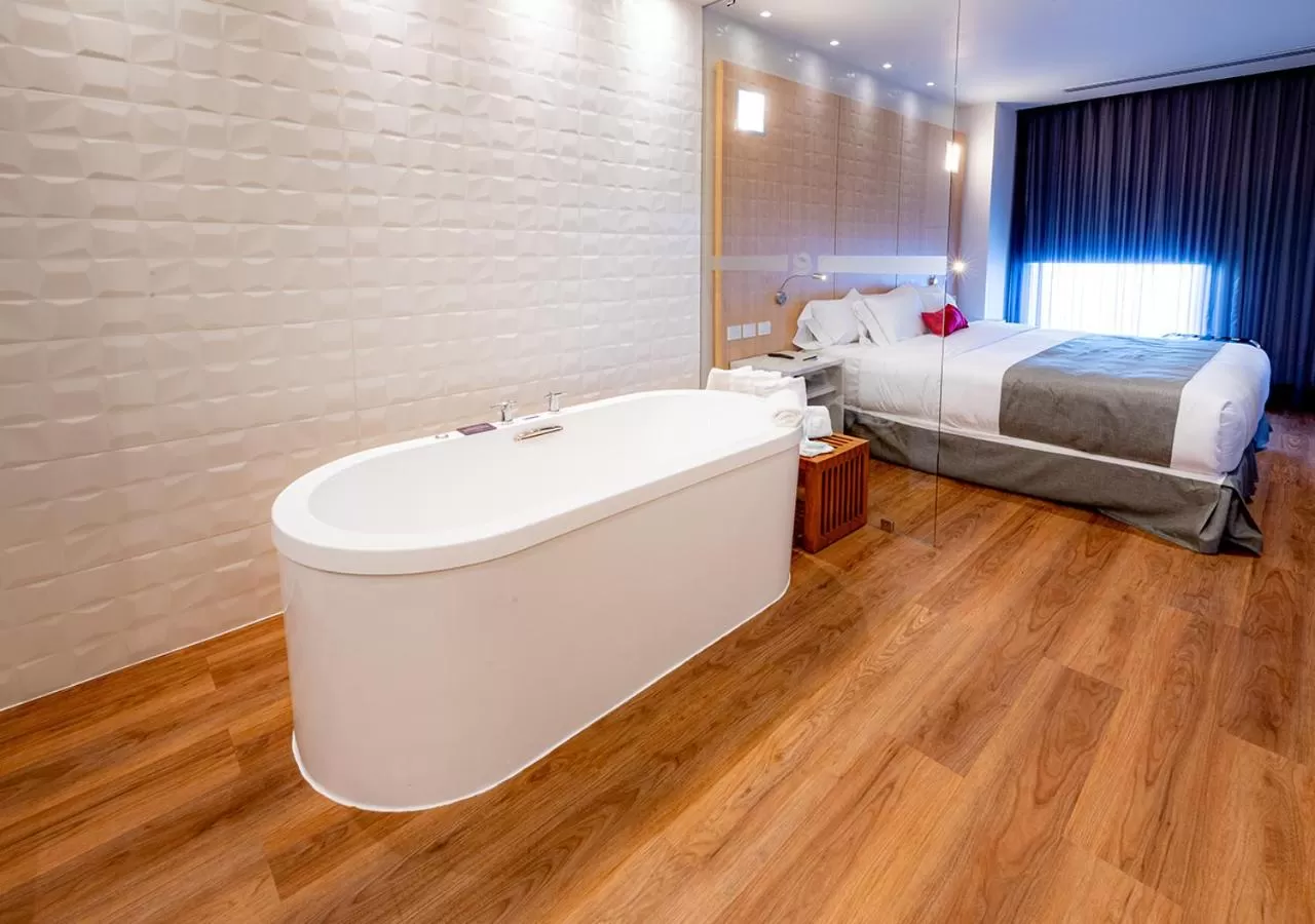 Bedroom, Bed in Ramada Encore by Wyndham Guadalajara Aeropuerto