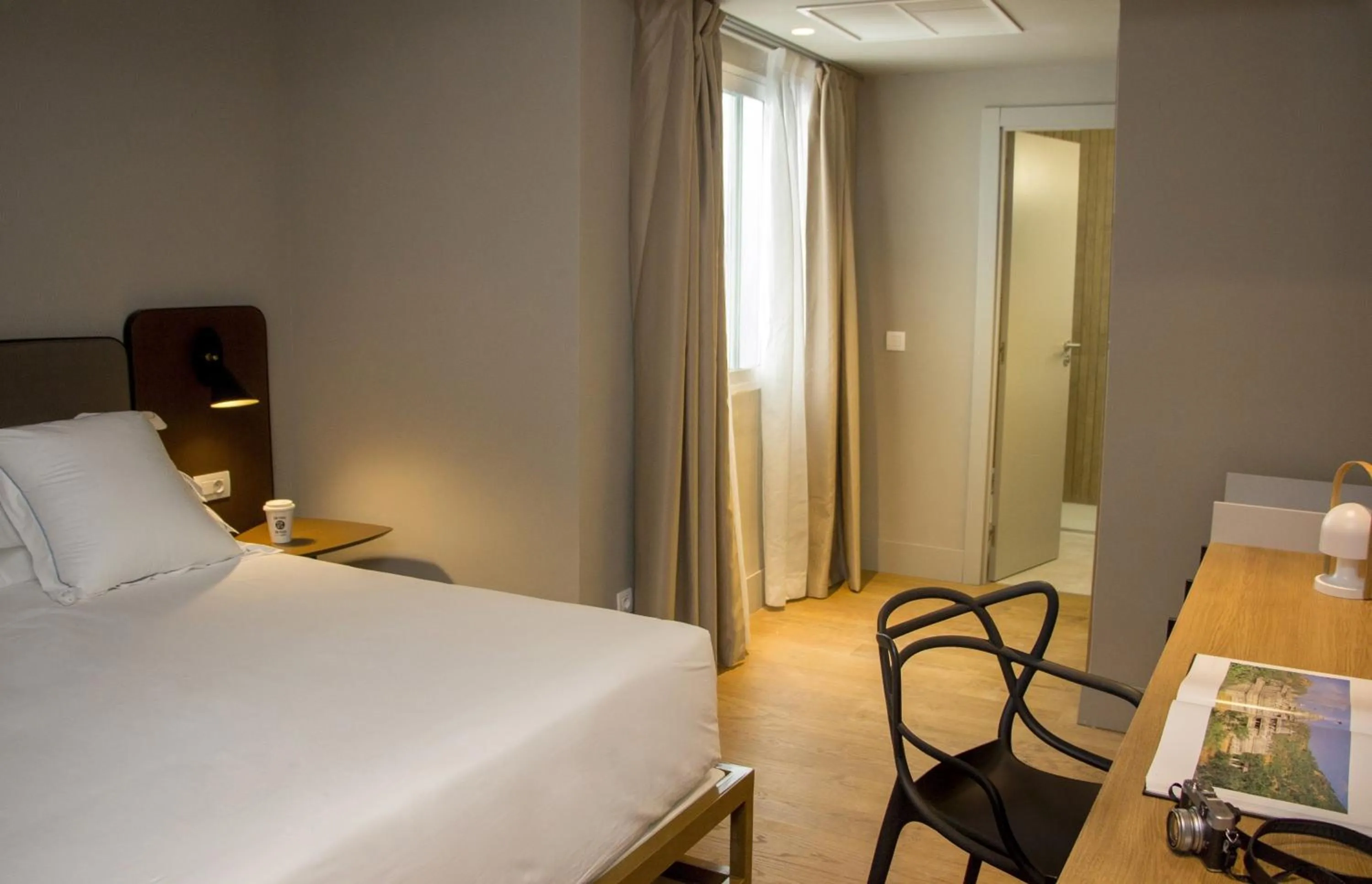 Photo of the whole room, Bed in One Shot Colón